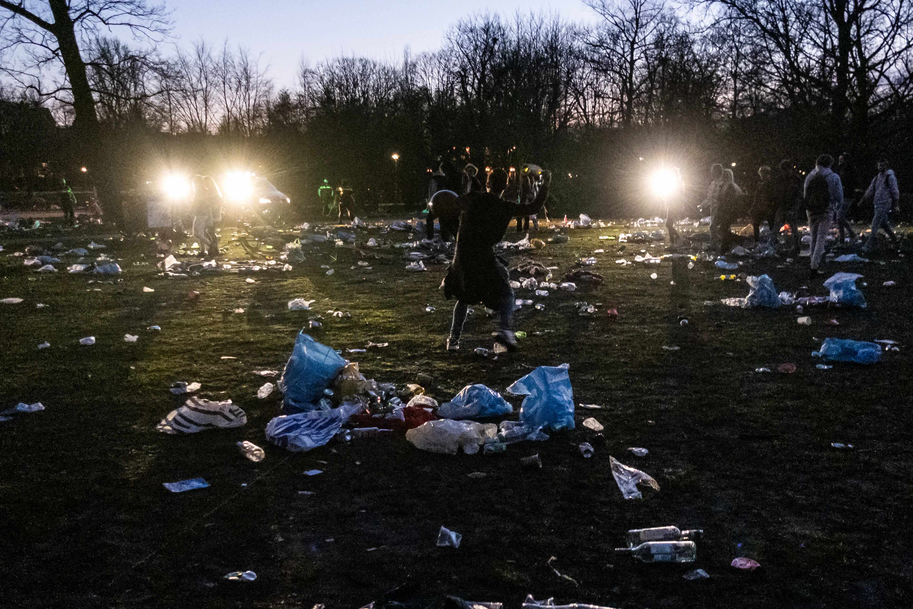 Bekende én onbekende Nederlanders boos over achtergelaten troep in Vondelpark