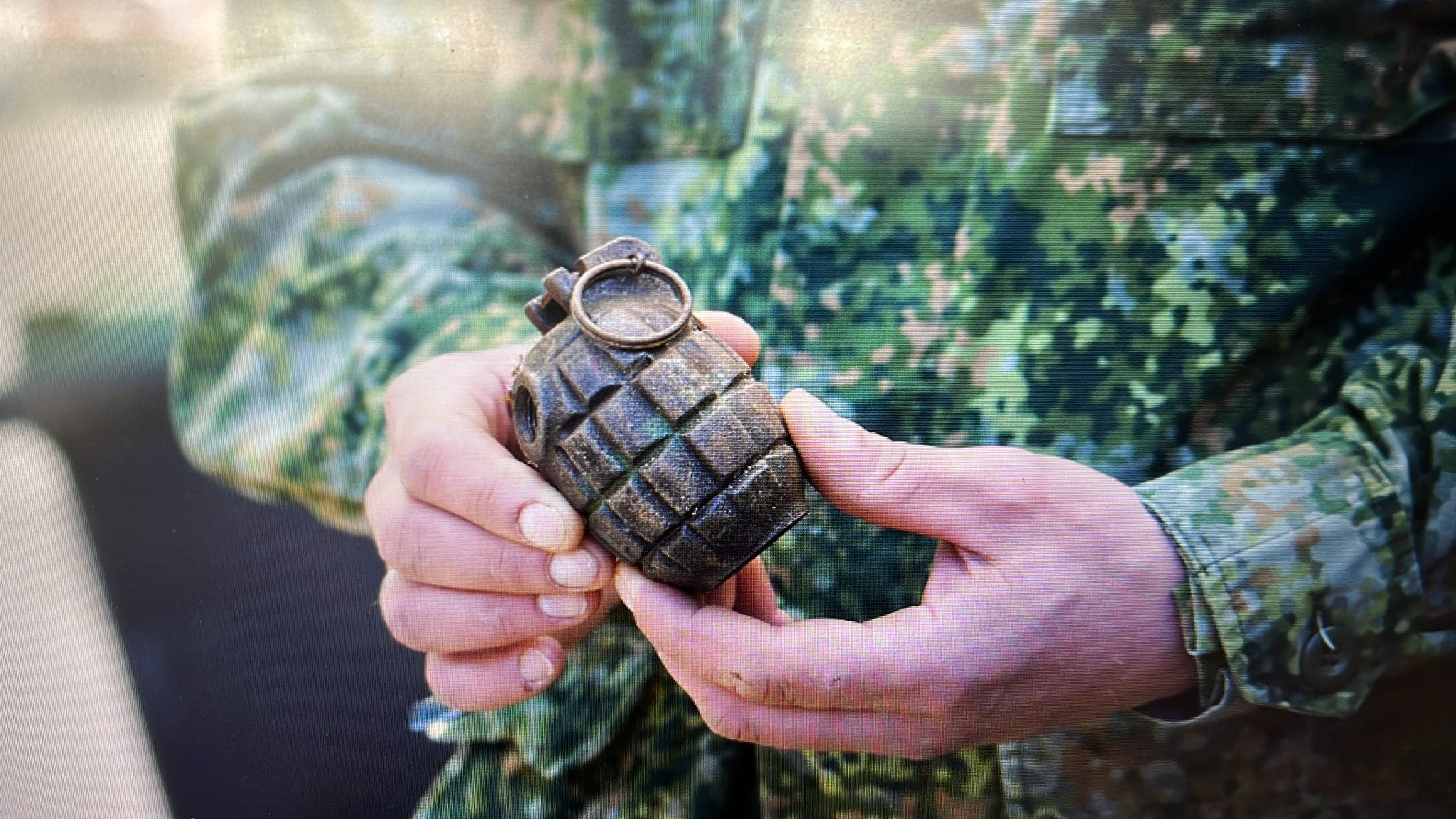 Vrouw krijgt schrik van haar leven en vindt handgranaat tijdens werken in tuin