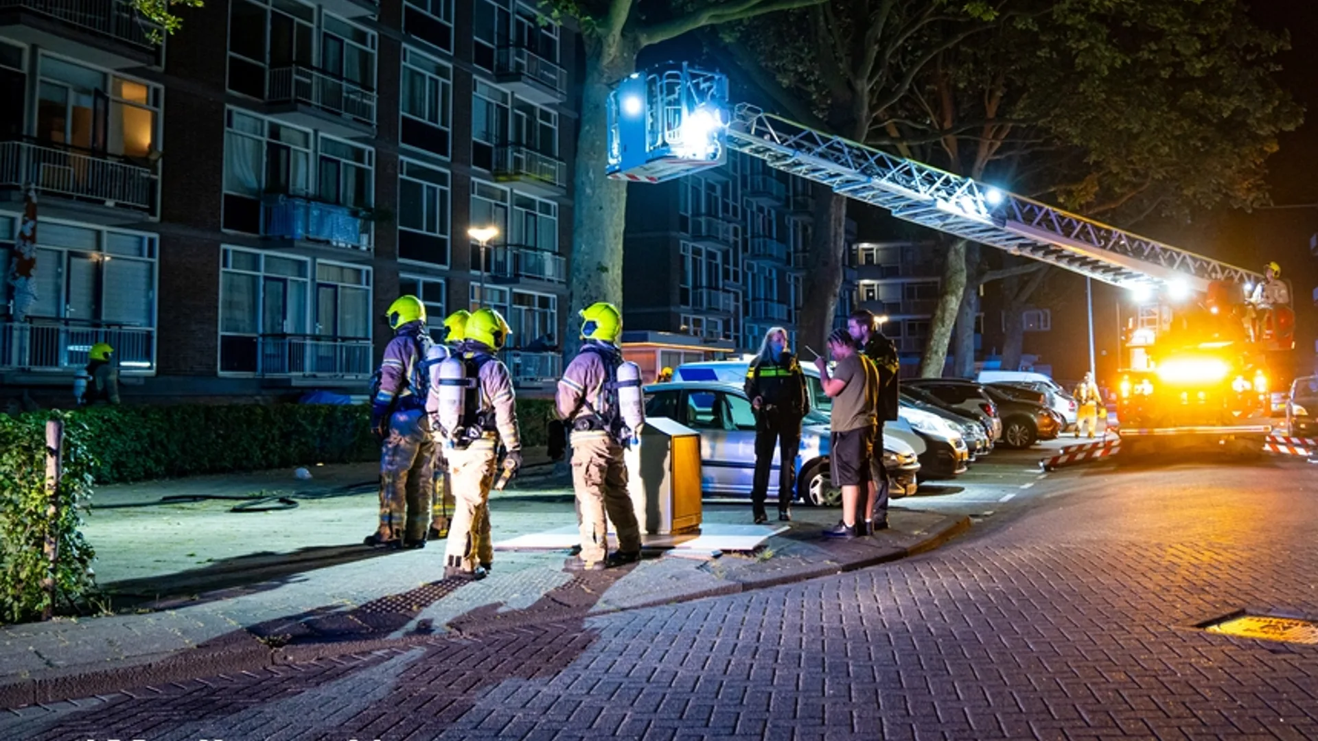 Brand in Rotterdamse portiekflat, bewoners van balkons gered