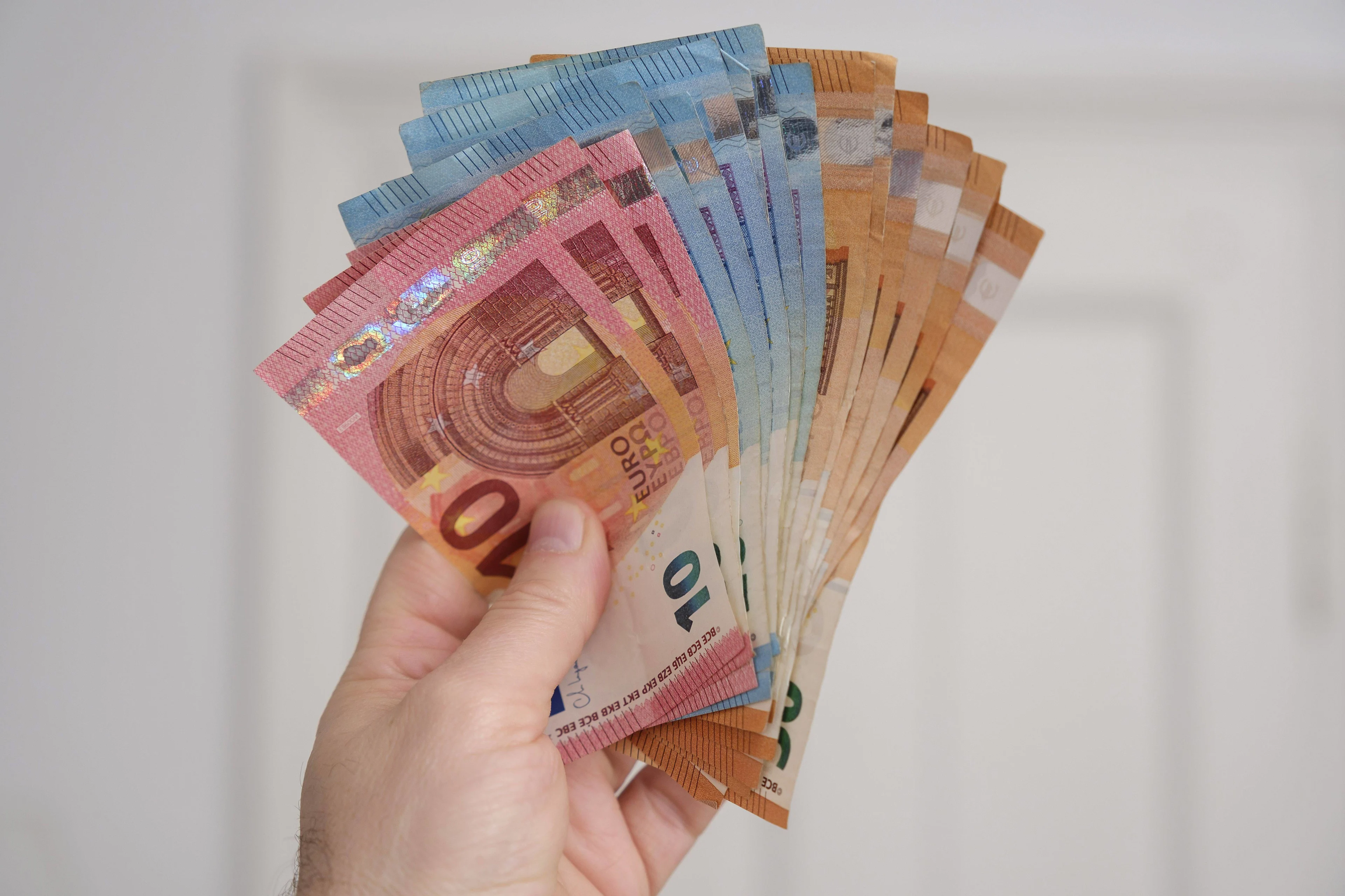 Zoveel contant geld hebben Nederlanders gemiddeld in huis