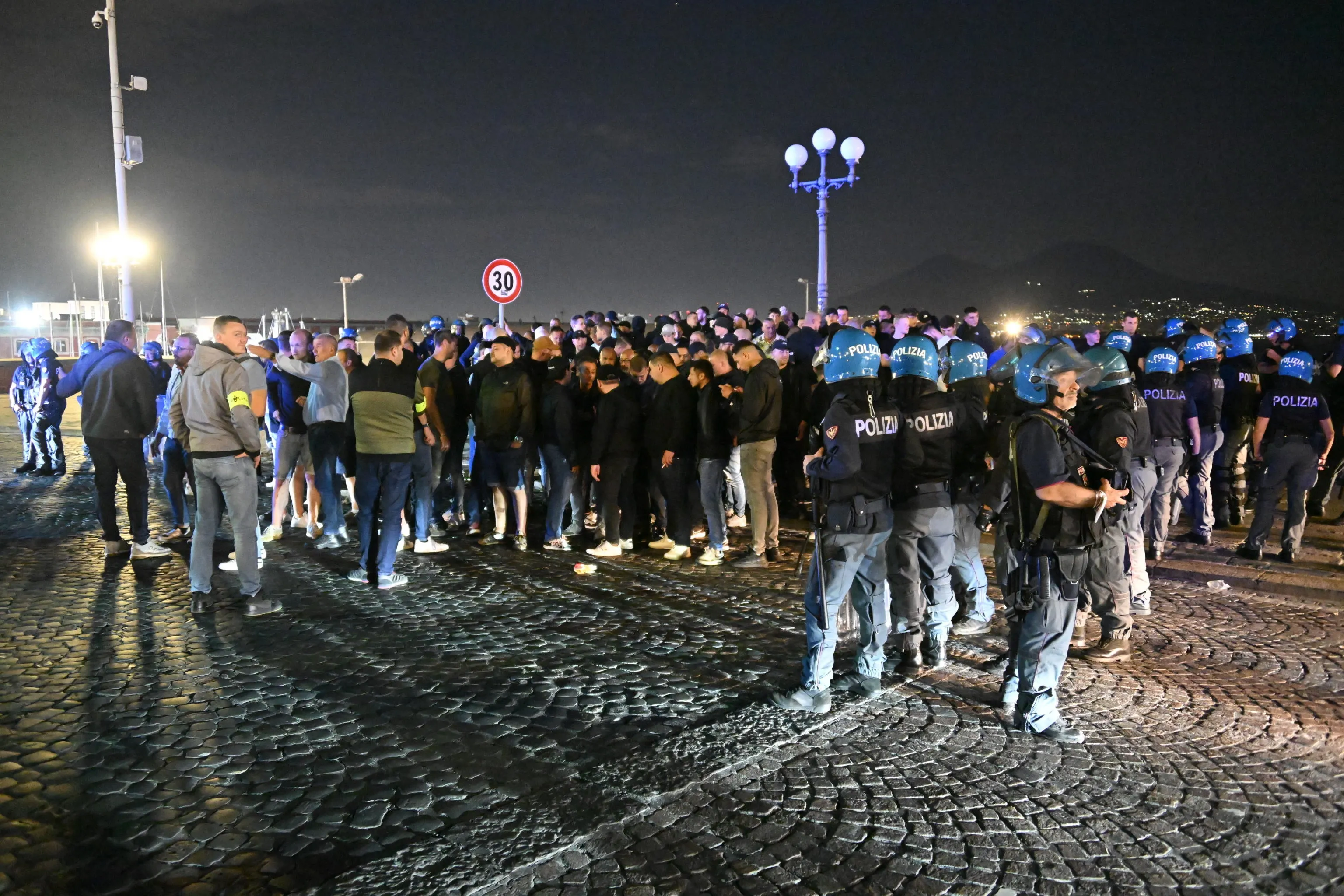 Supporters van Ajax opnieuw aangevallen in Napels