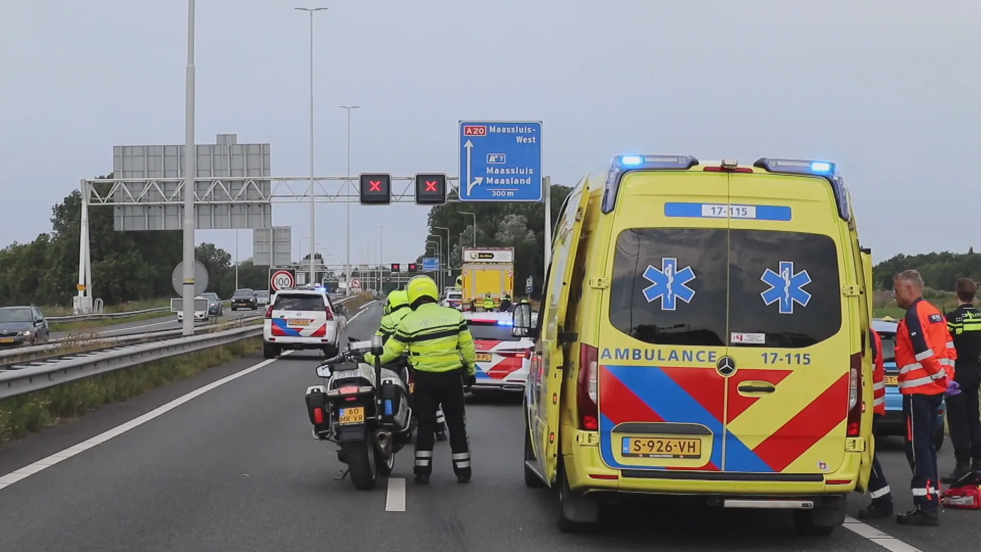 Automobiliste met pech aangereden door vrachtwagen op A20