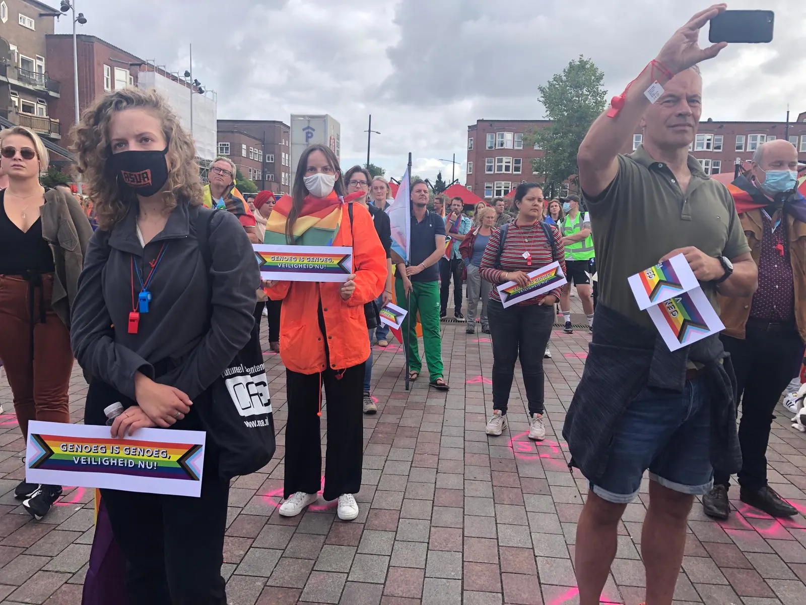 Tientallen betogers in regenboogkleuren tegen anti-lhbti-geweld in Amsterdam