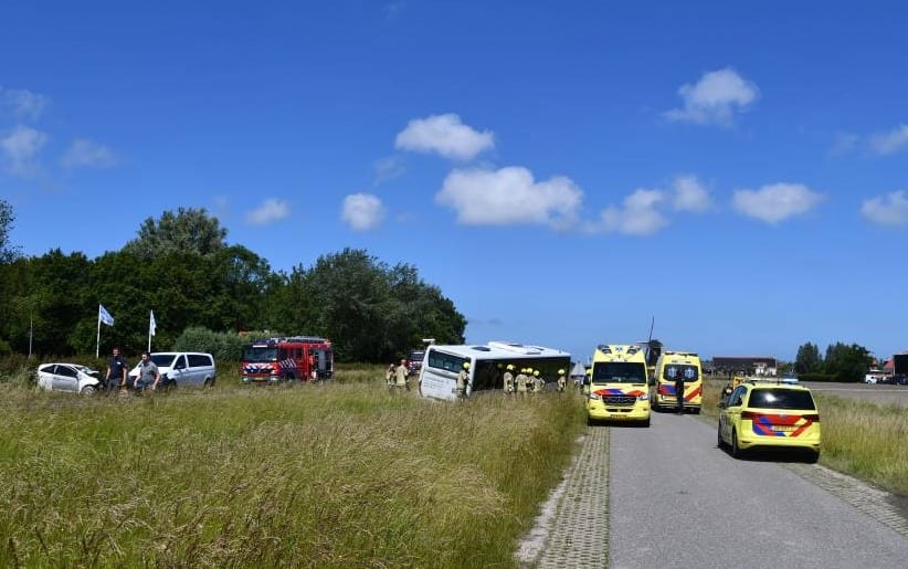 Lijnbus botst met auto in Zeeuwse Serooskerke, 57-jarige vrouw overleden