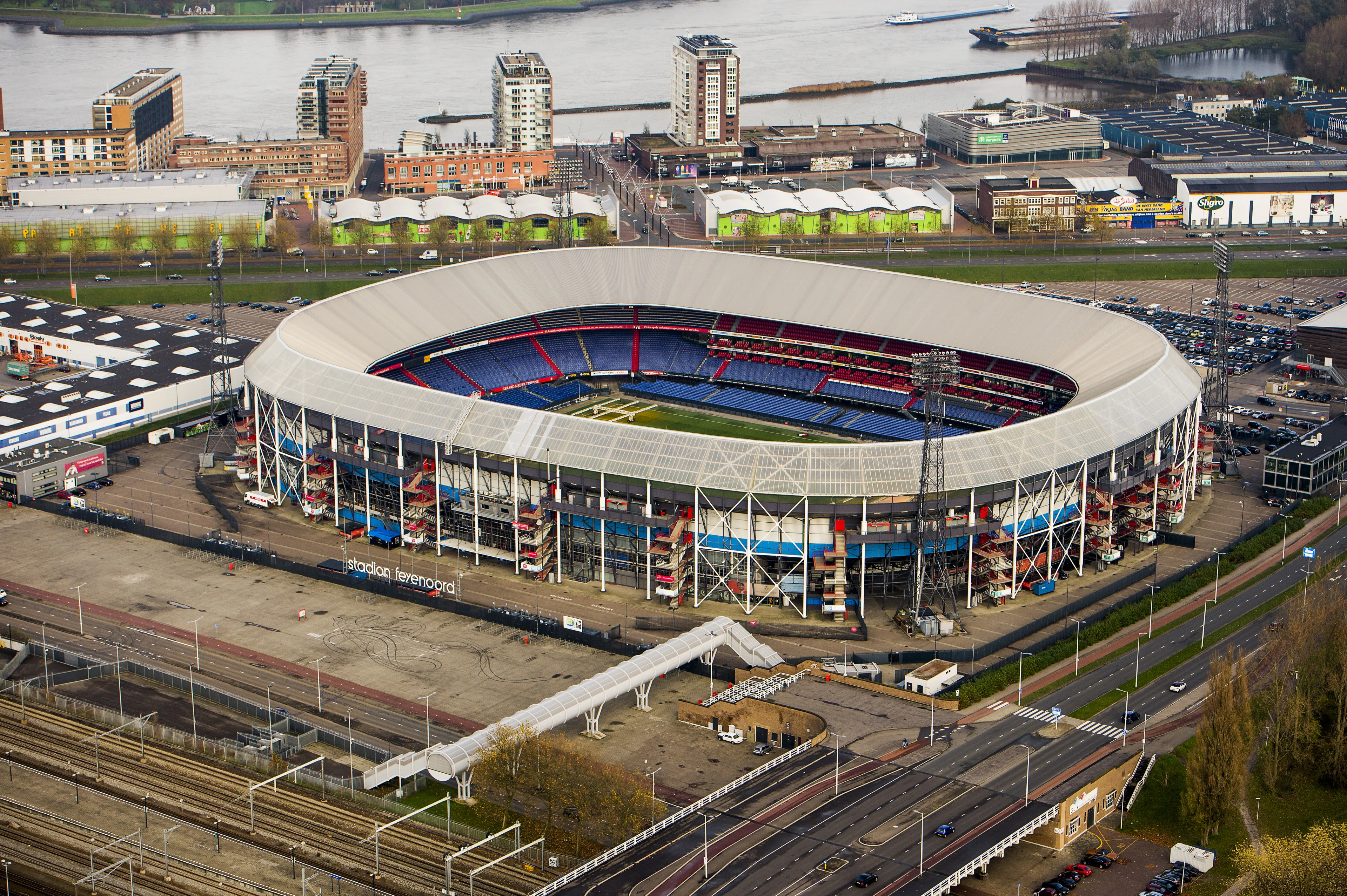 Vier NAC-supporters nog vast na 'absurde' aanval op horecamedewerkers de Kuip