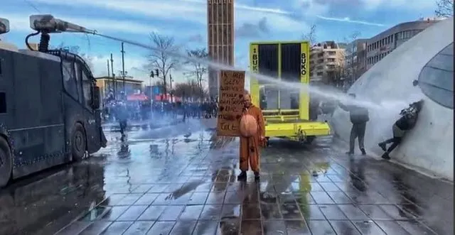 Susanne schrijft emotionele brief aan vrouw die door waterkanon geraakt werd