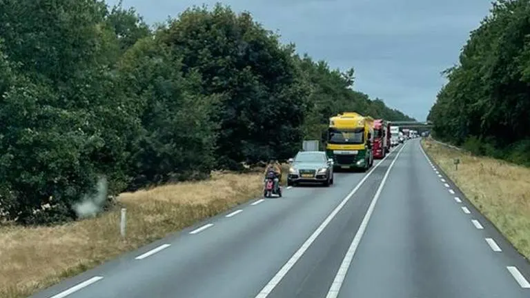 Man rijdt met scootmobiel provinciale weg op en zorgt voor lange file 
