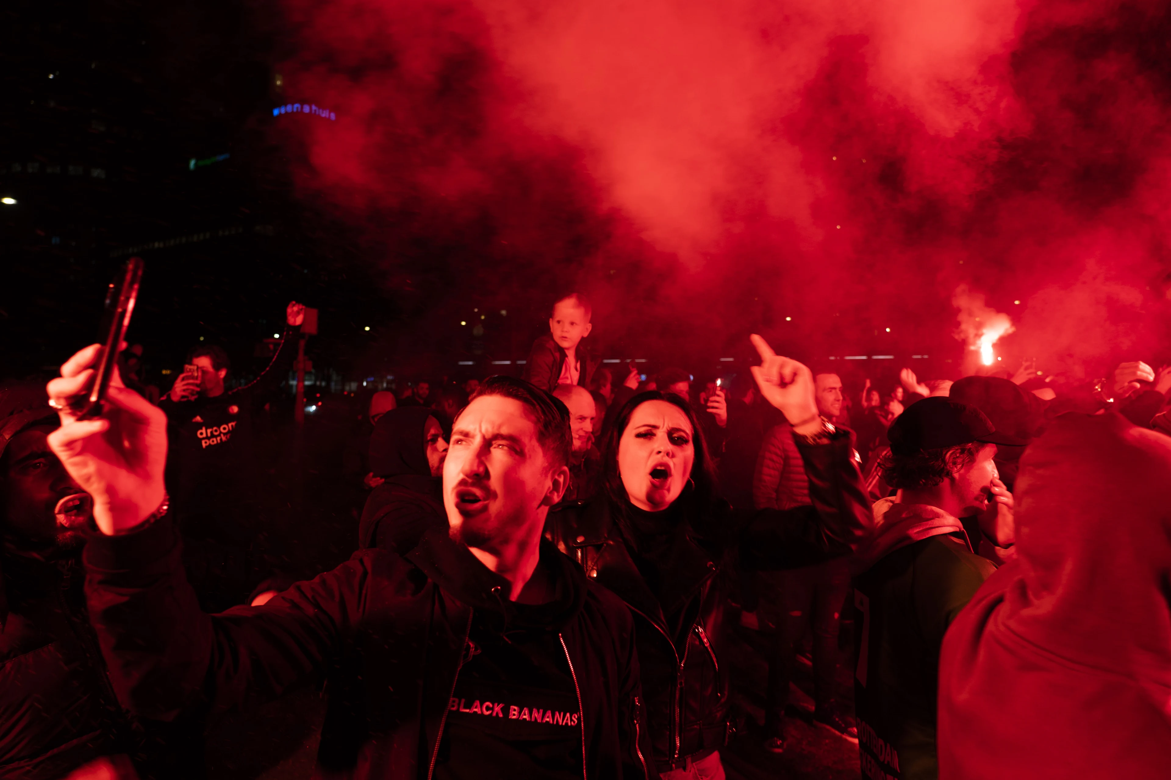 Rellende Feyenoorders gewaarschuwd: politie Tirana treedt streng op tegen misdragingen
