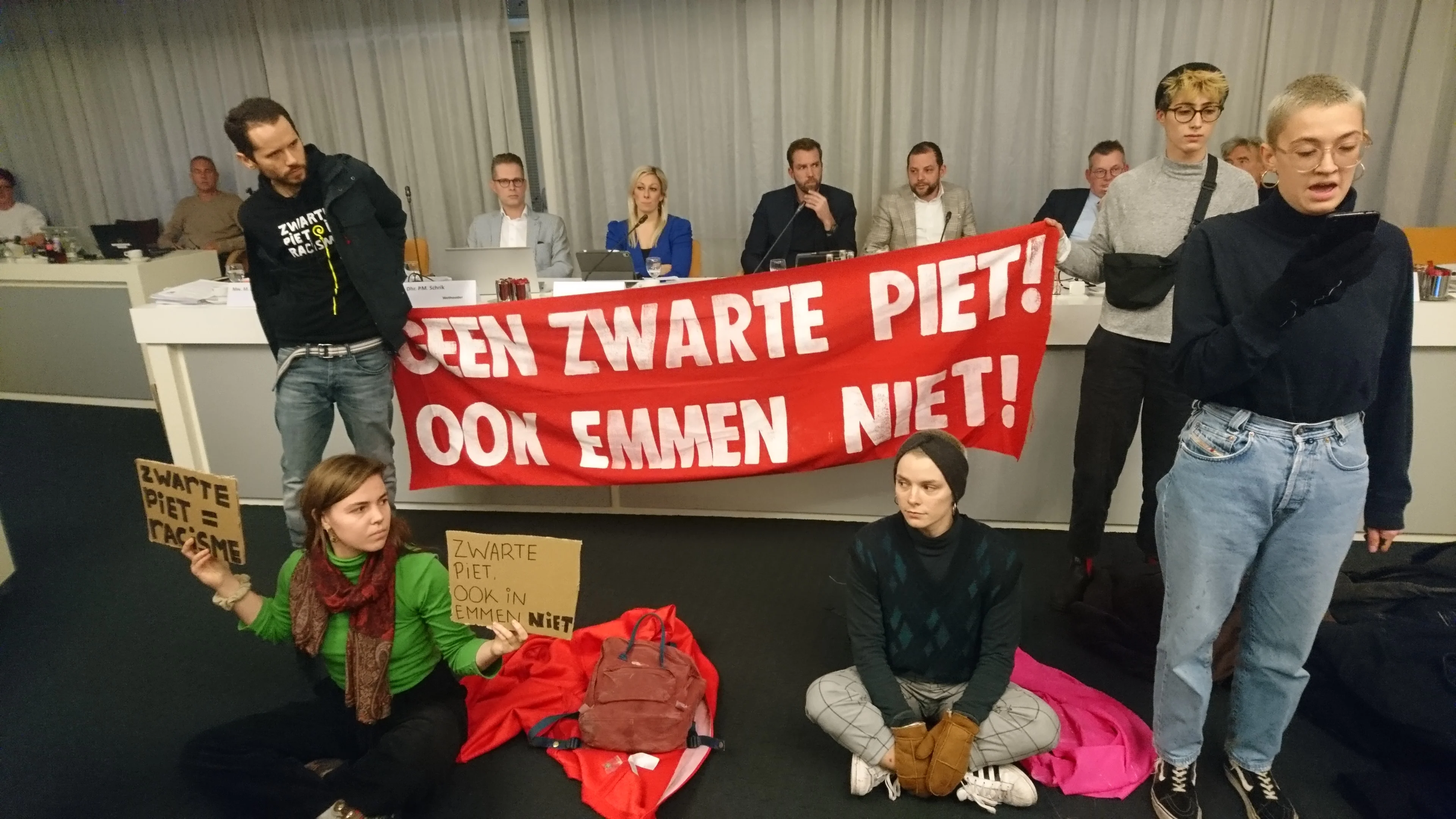 Twaalf anti-Zwarte Piet-demonstranten aangehouden na verstoren raadsvergadering in Emmen