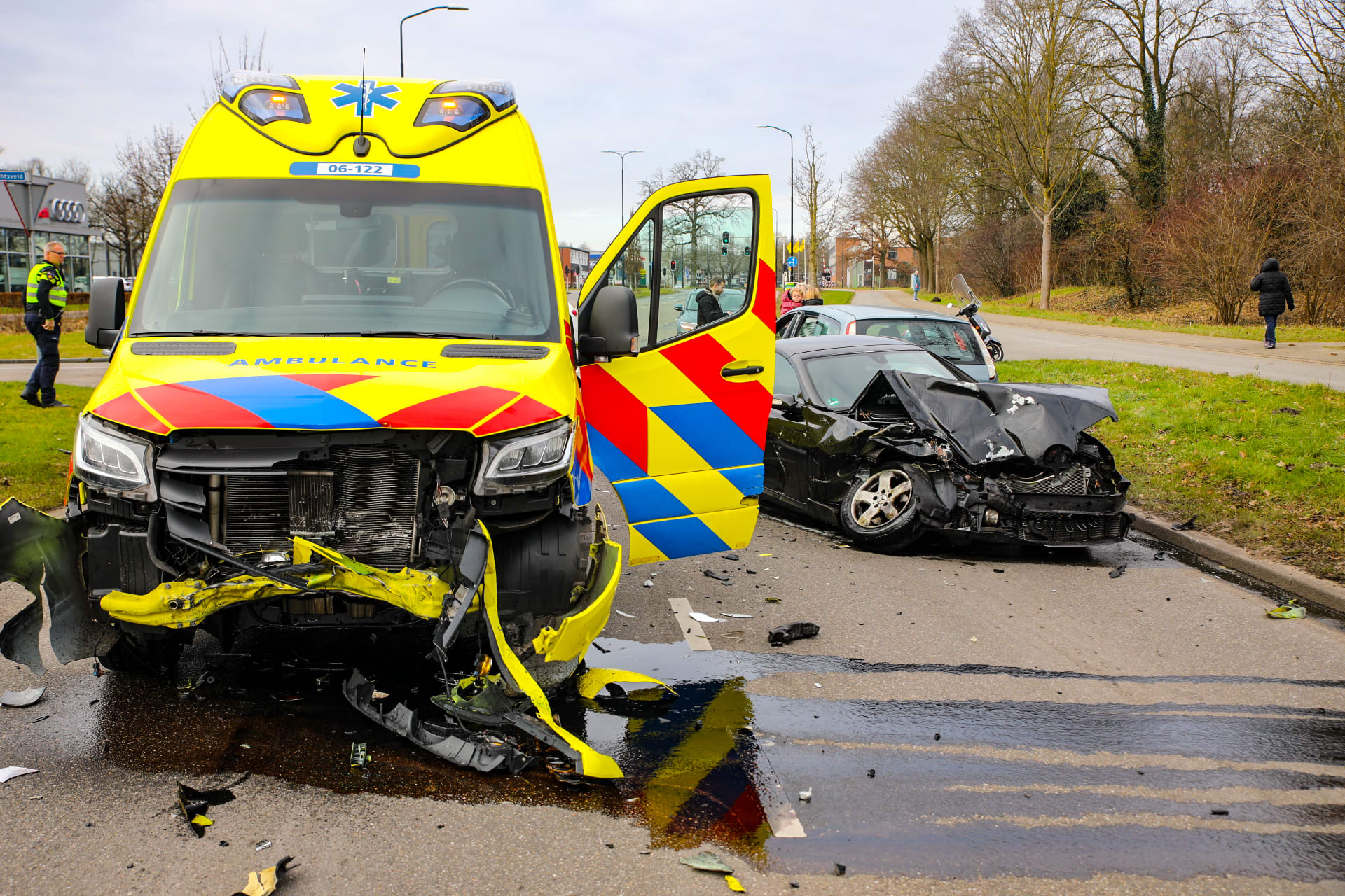 Frontale botsing tussen auto en ambulance tijdens spoedrit in Apeldoorn