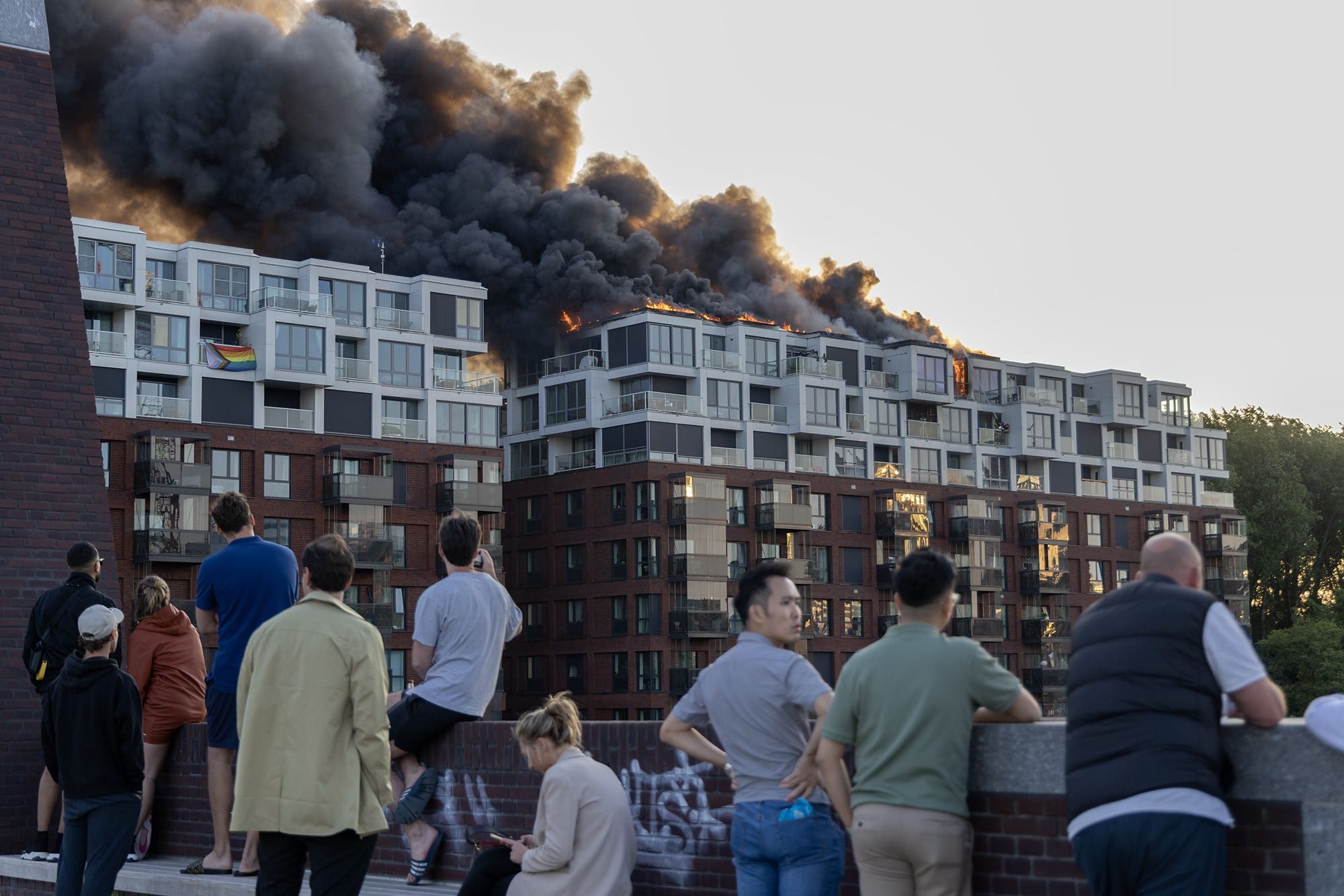 Bewoners kunnen niet naar huis na enorme uitslaande brand in Amsterdam, huilend op straat