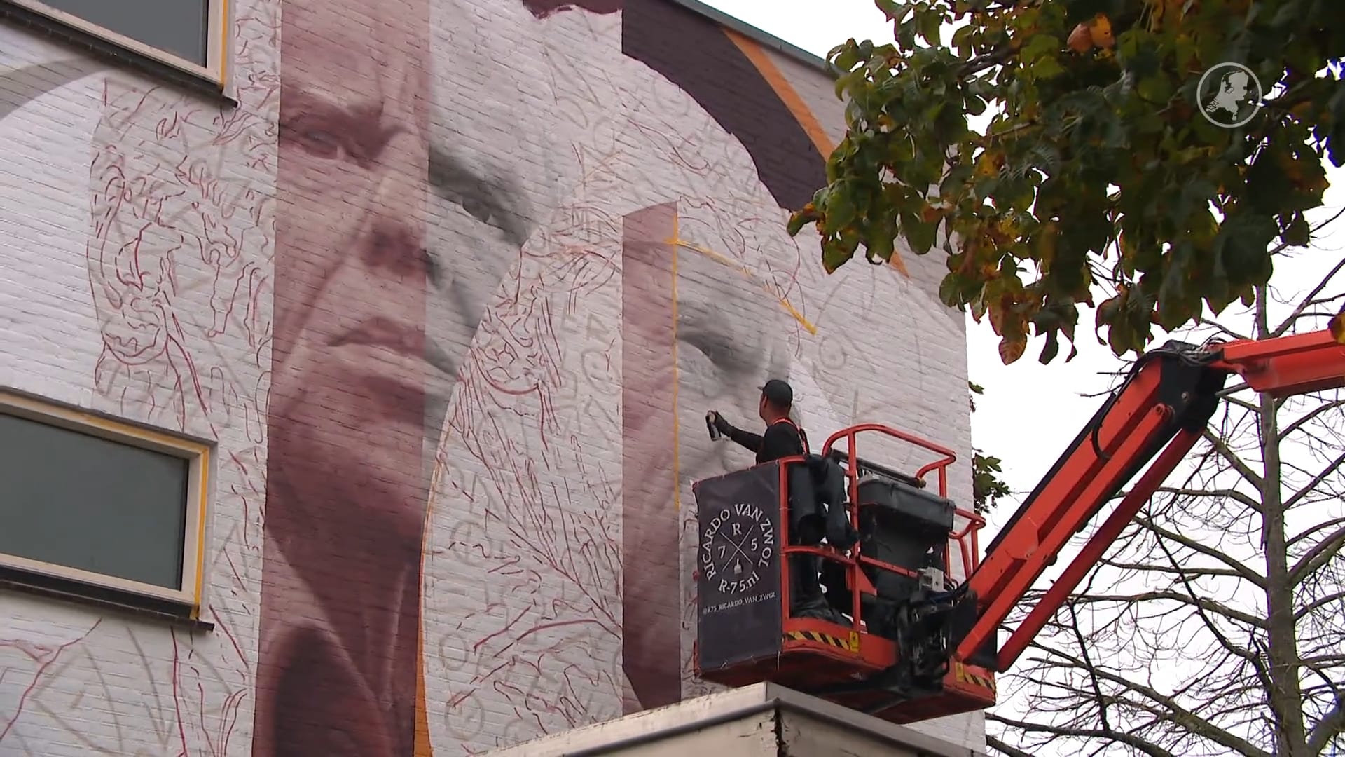Rotterdam vereeuwigt Leo Beenhakker met reusachtige muurschildering