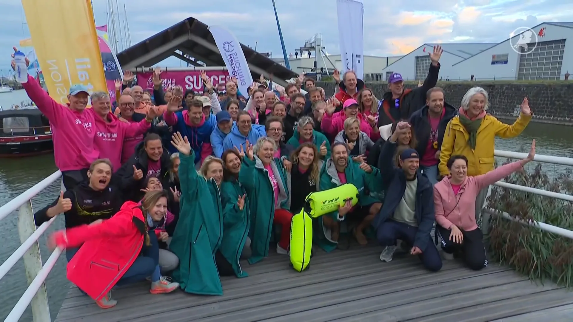 Zwaarste zwemmarathon van Nederland: zwemmers trotseren IJsselmeer