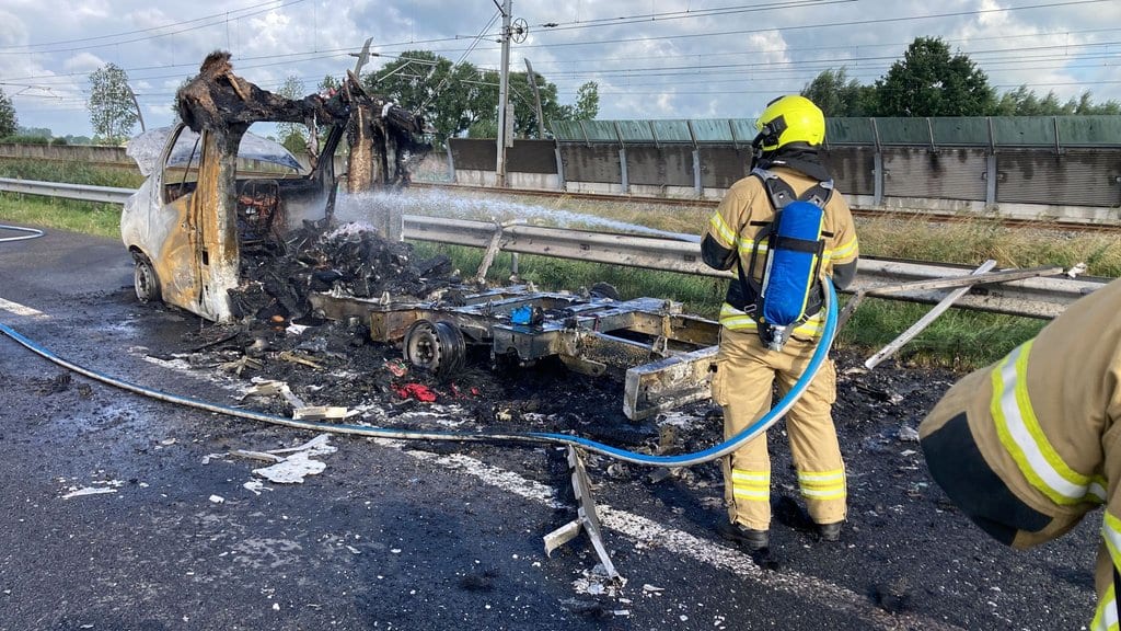 Snelweg A15 richting Rotterdam weer vrij na brandend busje