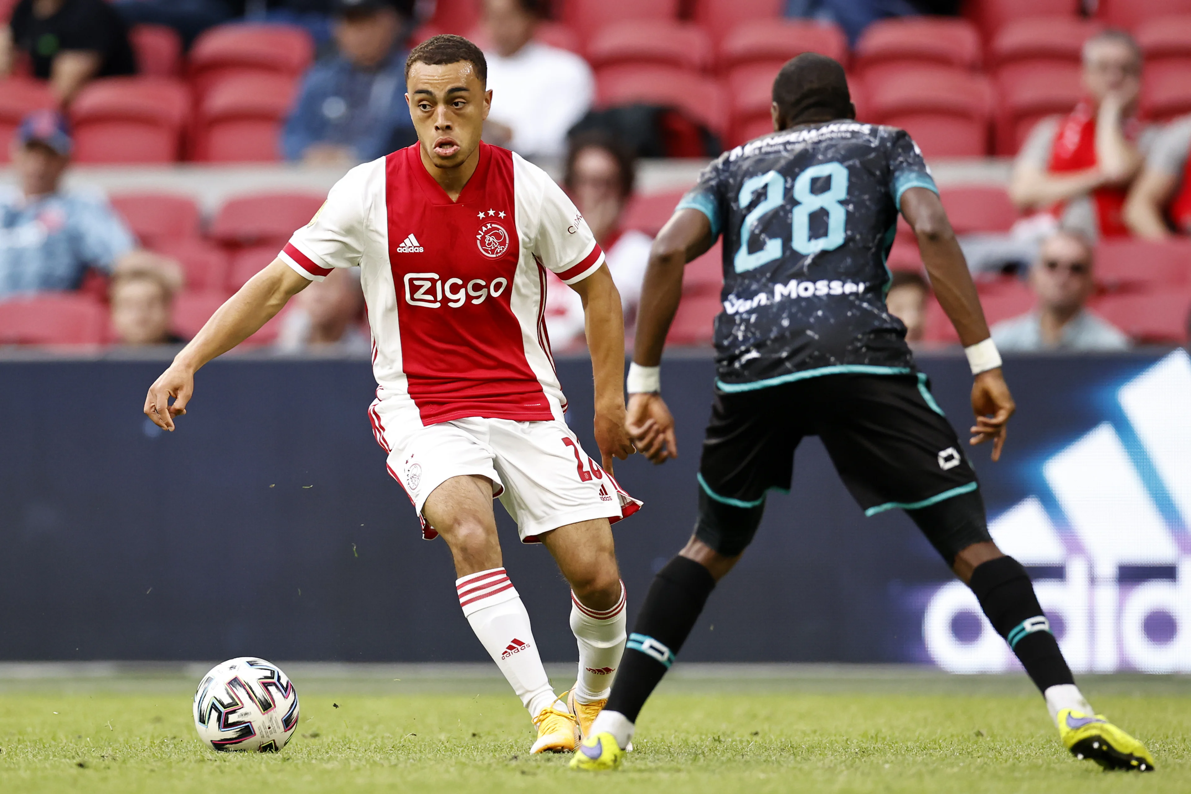 Sergiño Dest uit Almere verlaat Ajax voor FC Barcelona
