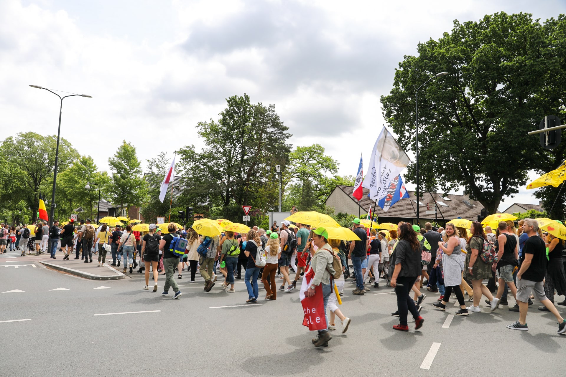 Honderden lopen protestmars tegen coronamaatregelen door Apeldoorn, politie staat paraat