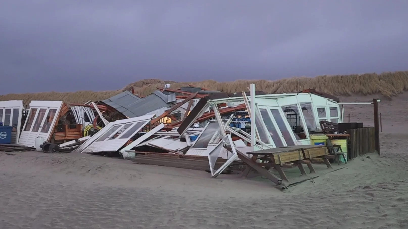 Windhoos maakt strandtent bij Den Haag in een klap volledig met grond gelijk