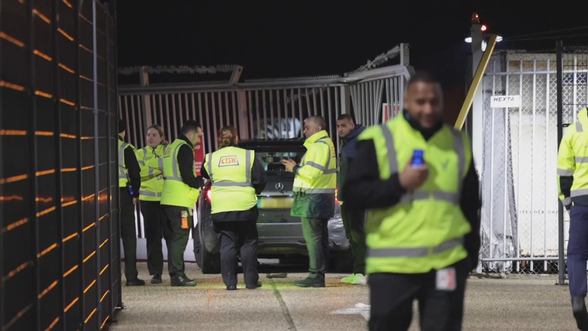 Man rijdt door hek vliegveld Rotterdam en raakt daarna zoek op landingsbaan