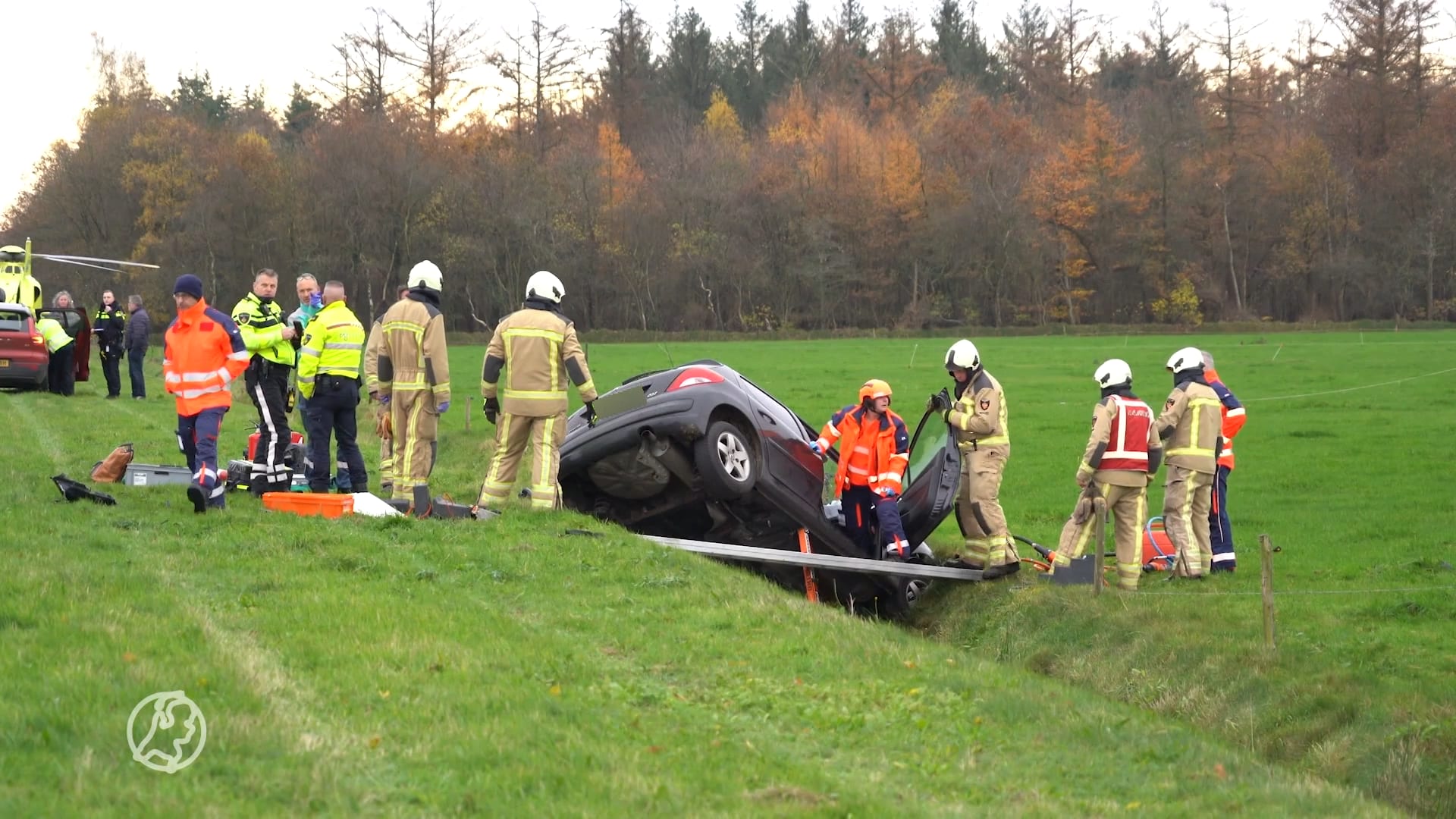 Auto belandt in sloot na ongeluk bij Anloo, vrouw (37) raakt gewond