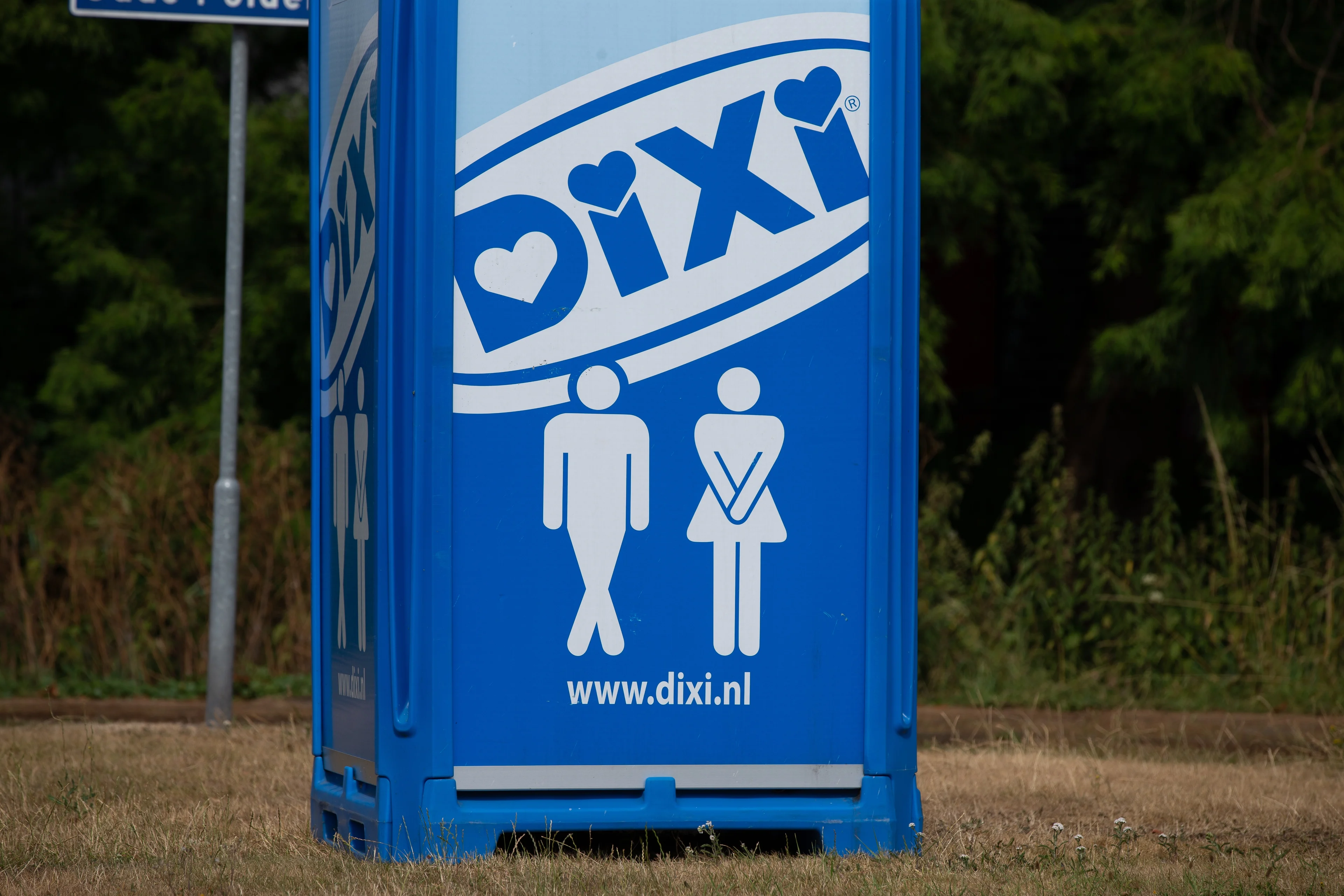 Remsporen: meerdere auto's knallen op snelweg op dixi-wc