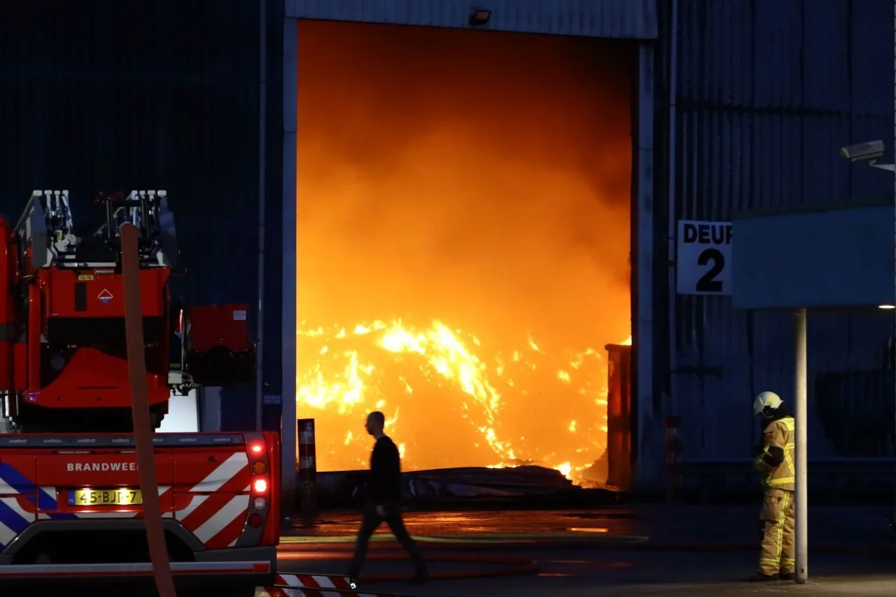 Zeer grote brand in hal vol papier van recyclingbedrijf in Hengelo