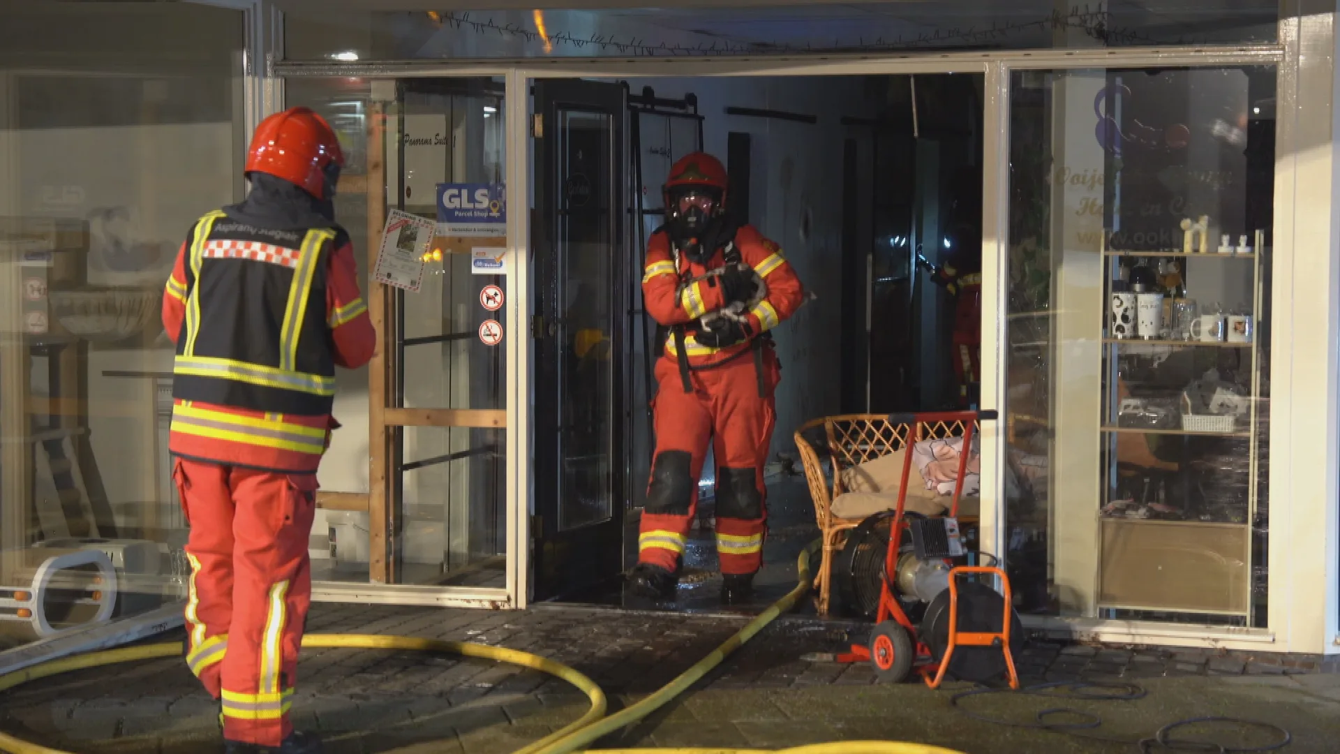 Brand verwoest woning en kattenhotel: bewoner gewond, dieren gered