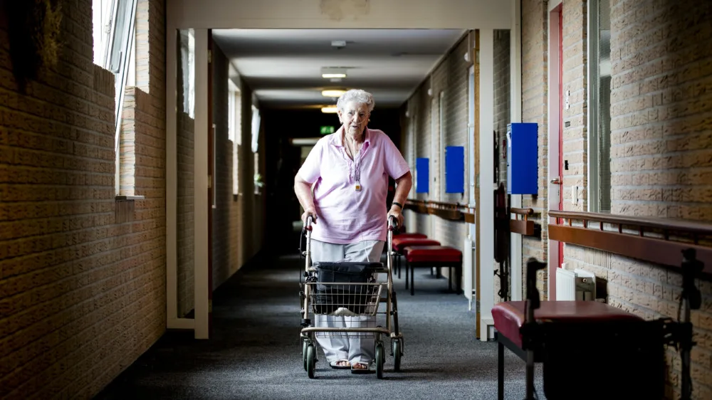 Hoogbejaarde vrouw intens verdrietig door verbod raambezoek in verzorgingshuis Beilen