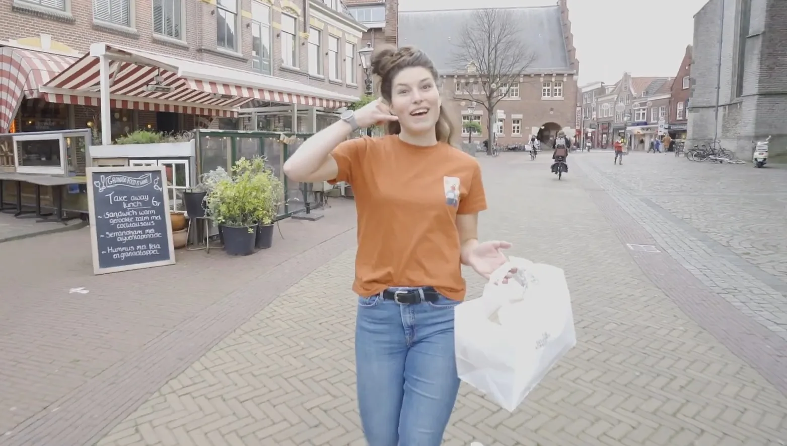 Pakkende song voor de horeca: Alkmaarse 'John Denver' heeft succes met 'Maaltijdboooooox'