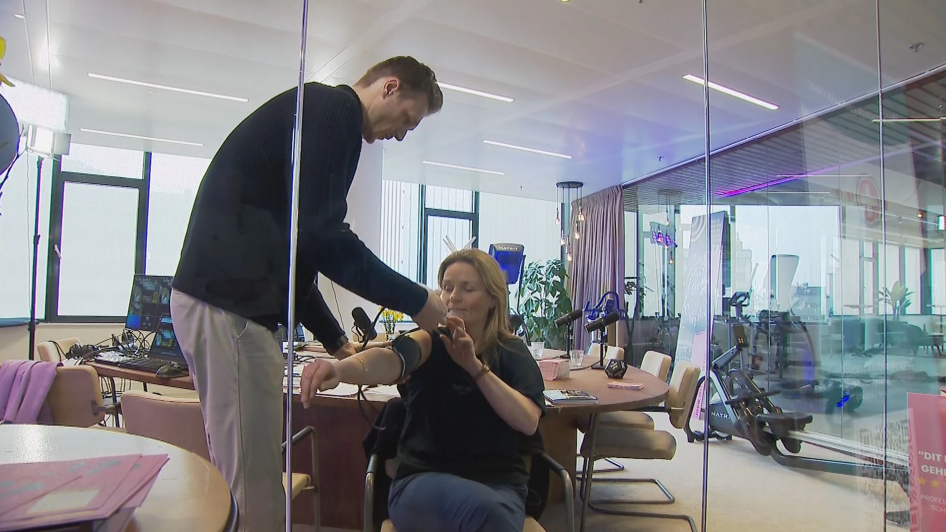 50 uur zonder eten: huisartsen Stefan en Alja sluiten zich op in glazen spreekkamer