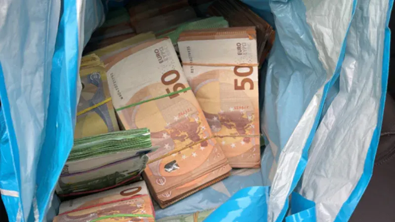 Politie doet opmerkelijke vondst in plastic tas bij verkeerscontrole in Den Haag