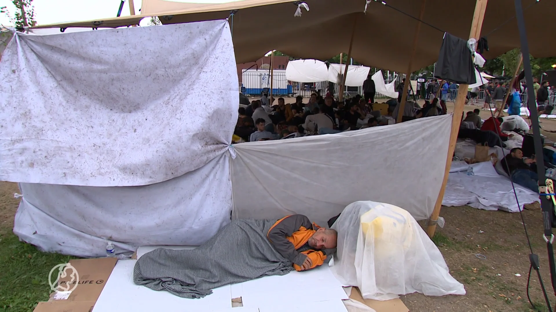 Chaotische politieke taferelen na motie over spreidingswet: burgemeesters boos op collega's 