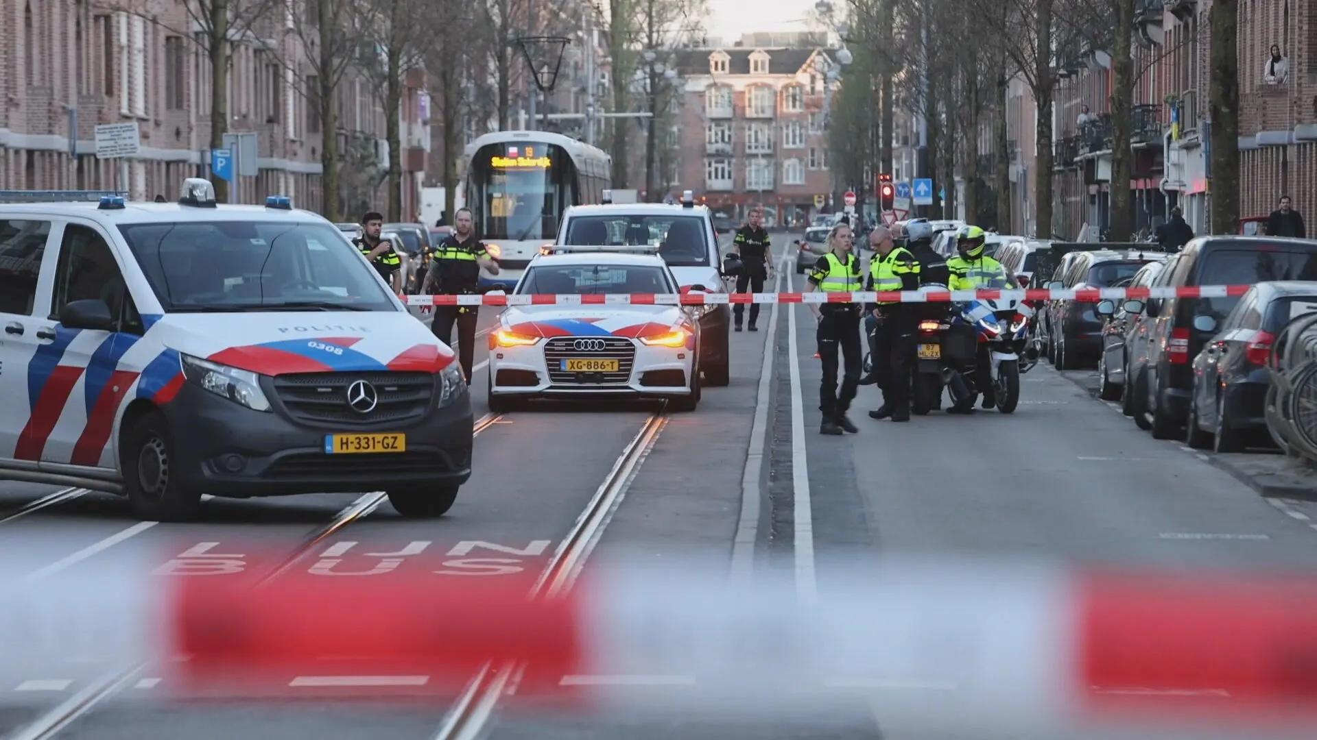 Mannen schieten over en weer op Amsterdamse straat, politie start klopjacht