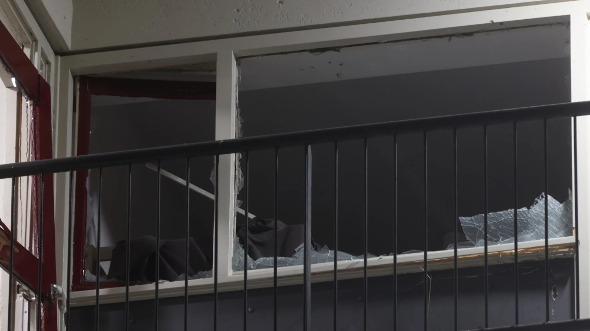 Explosie in galerijflat Delft: twee bewoners naar ziekenhuis