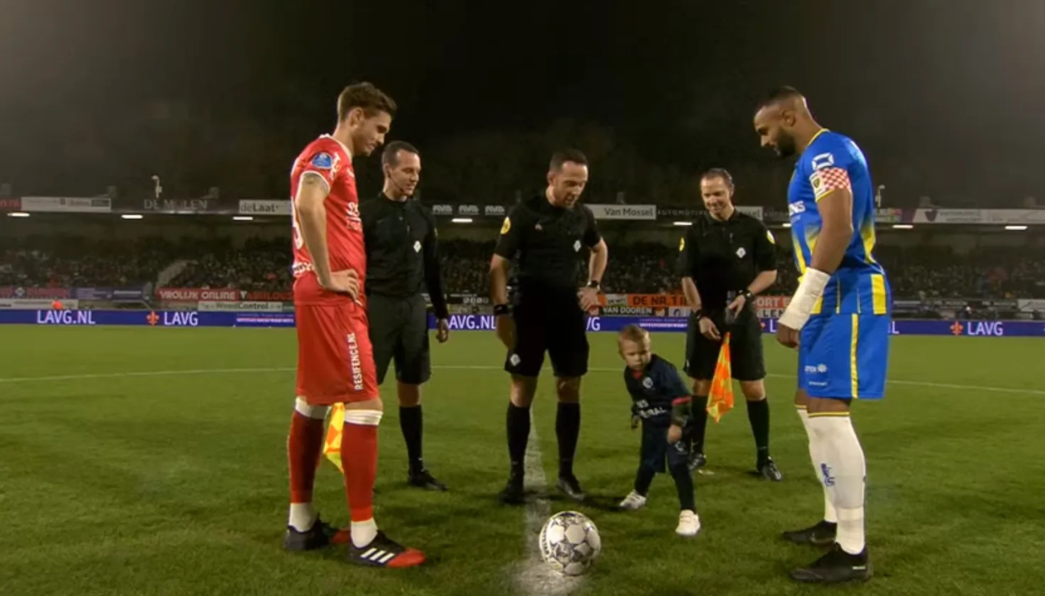 Sven (3) steelt de show met toss voor voetbalwedstrijd RKC Waalwijk -VVV Venlo