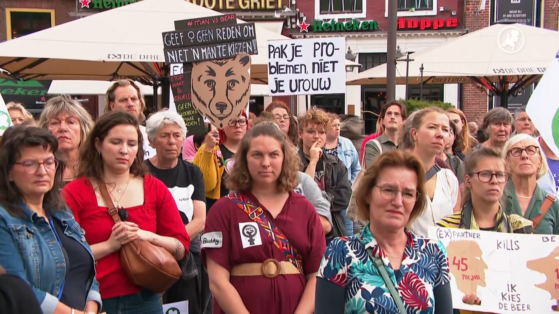 Protest tegen femicide in Groningen: 'Blief mit dien klaauwen van vraauwen!'