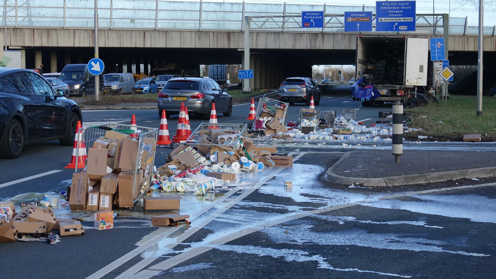 Geen toetje vanavond: supermarktvrachtwagen verliest lading, weg vol melk en yoghurt