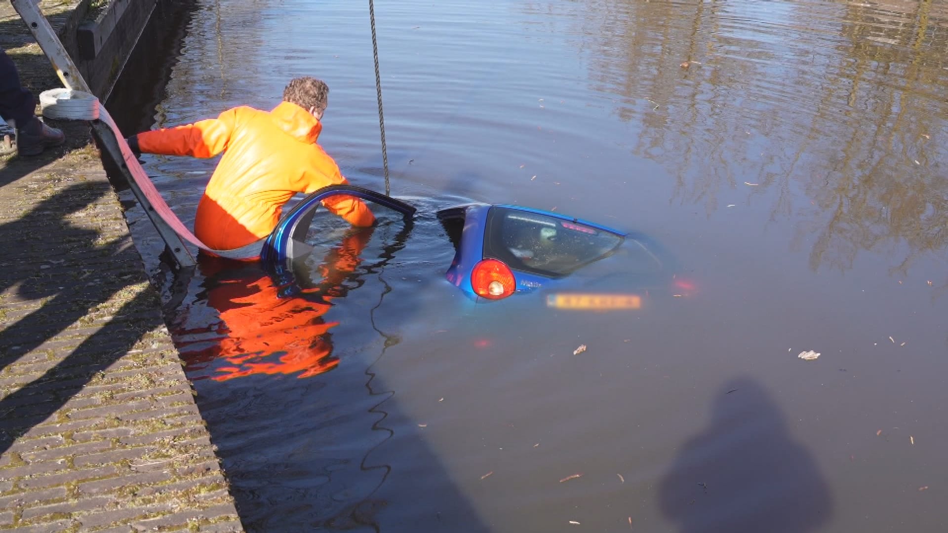 Sleepactie gaat fout: zwangere vrouw (25) belandt met auto in gracht