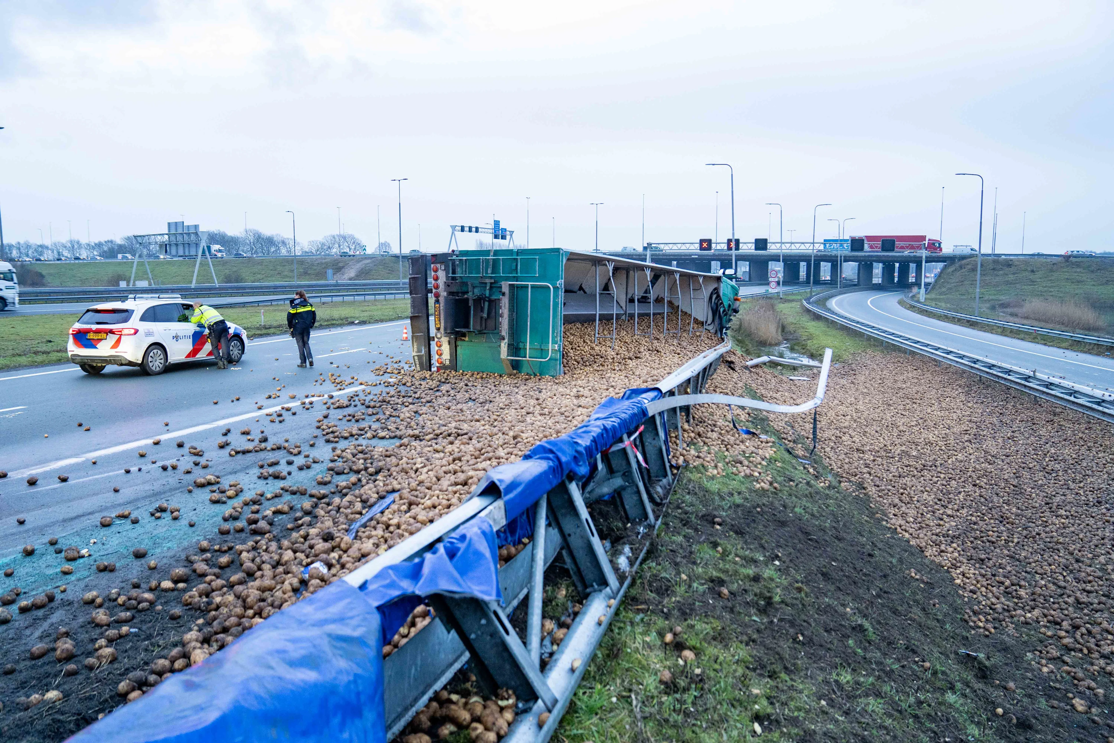 A1 bezaaid met aardappels na gekantelde vrachtwagen bij Beekbergen