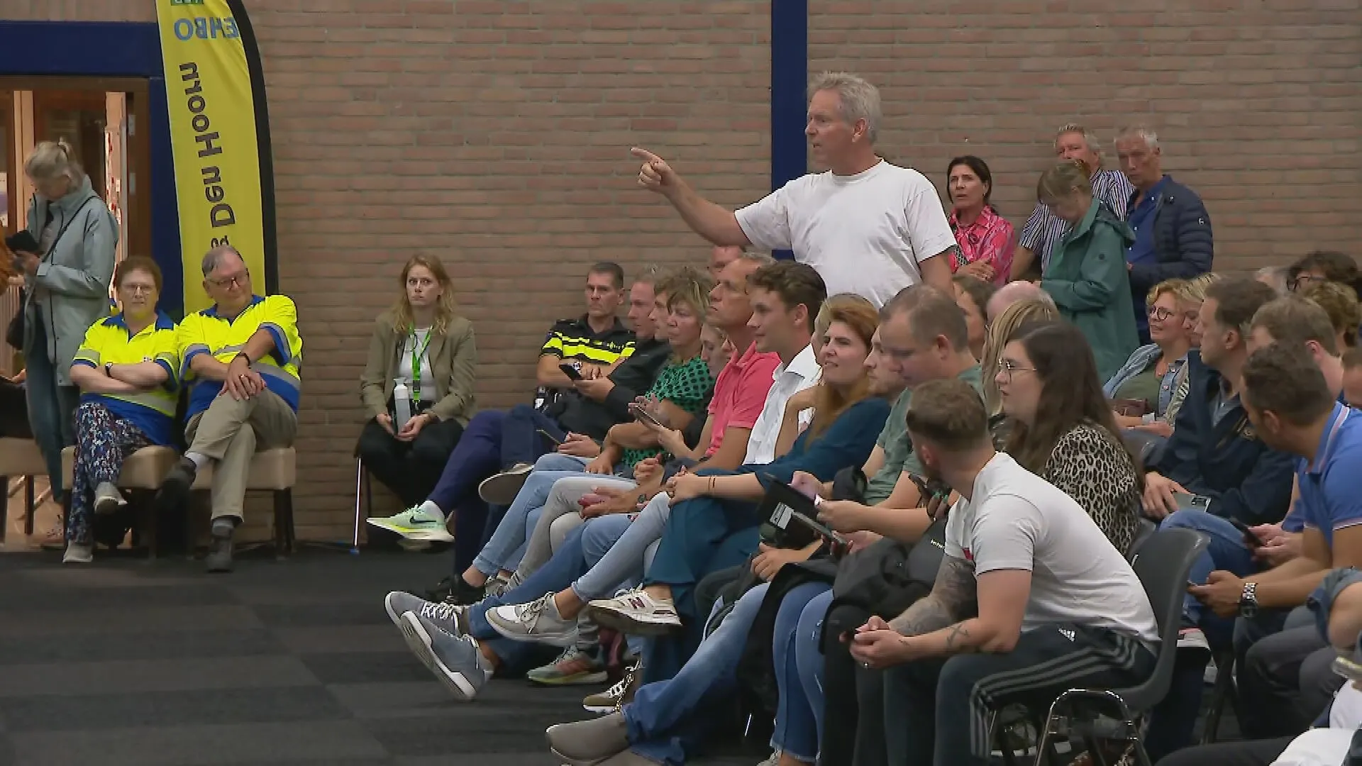 Inwoners Den Hoorn bezorgd om mogelijke komst azc in dorp