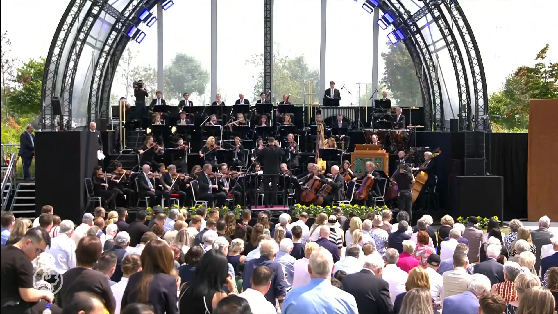Nabestaanden MH17-ramp lezen namen slachtoffers op tijdens emotionele herdenking