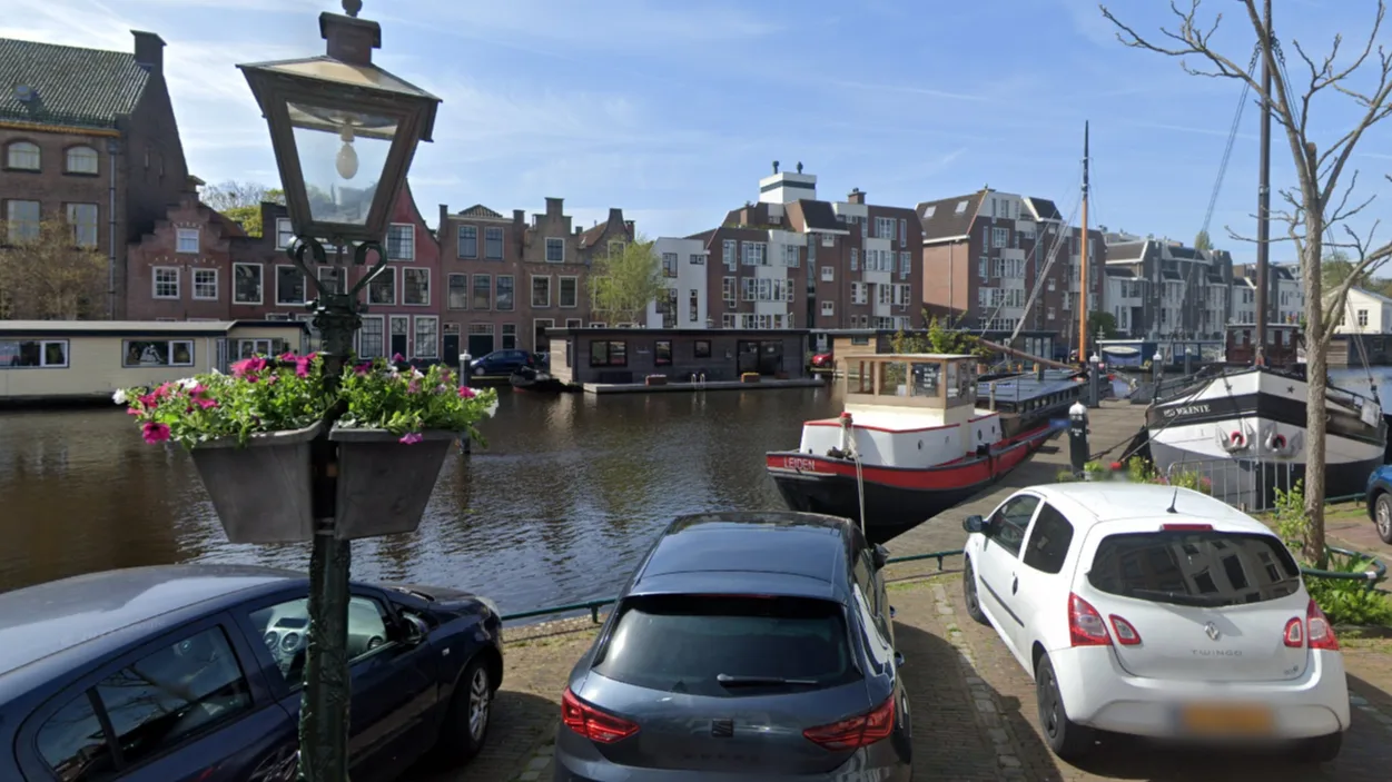 Man (23) overleden na val in gracht in centrum Leiden