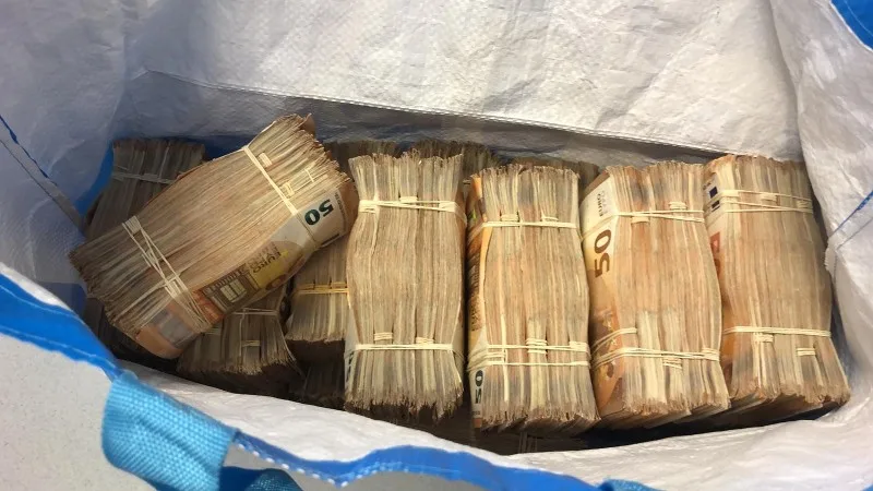 Man rijdt met 500.000 cash op bijrijderstoel rondjes door Rotterdam