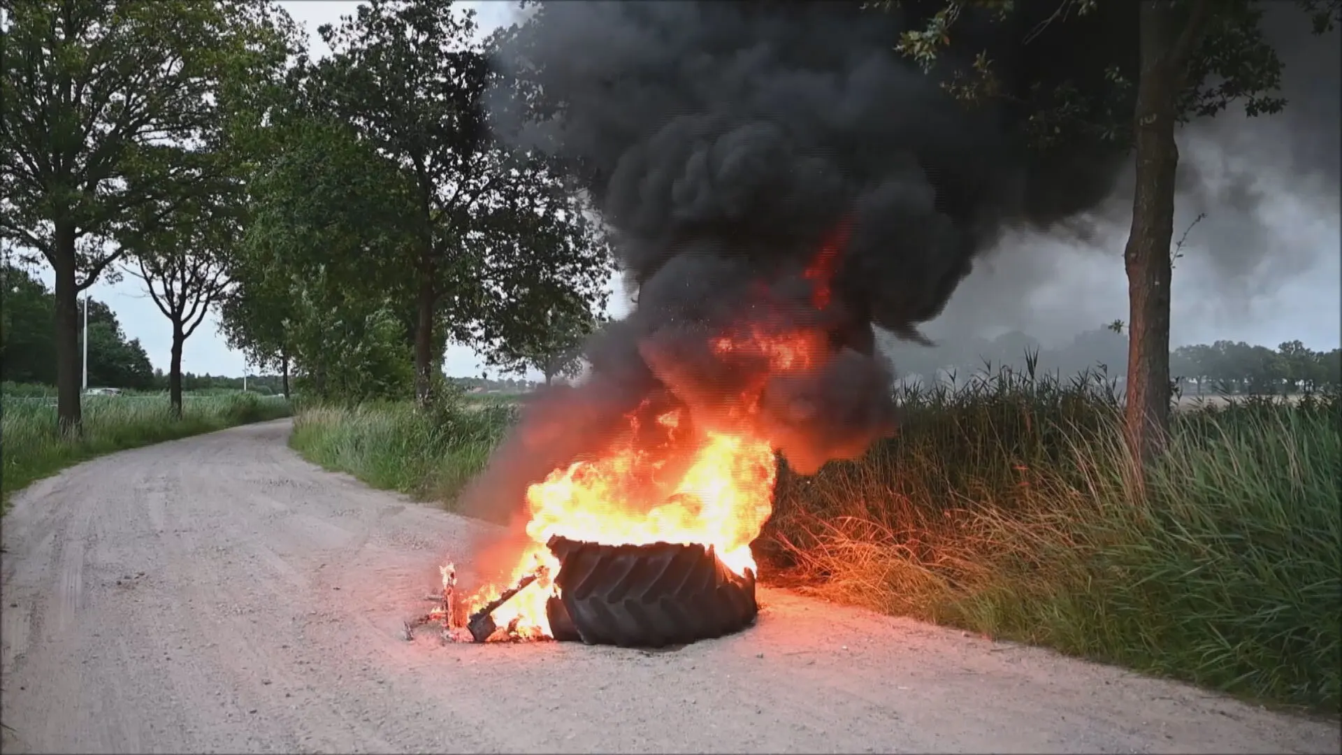 Boeren protesteren in Nijmegen en Cuijk, gevaarlijke situatie op A37 bij Hoogeveen