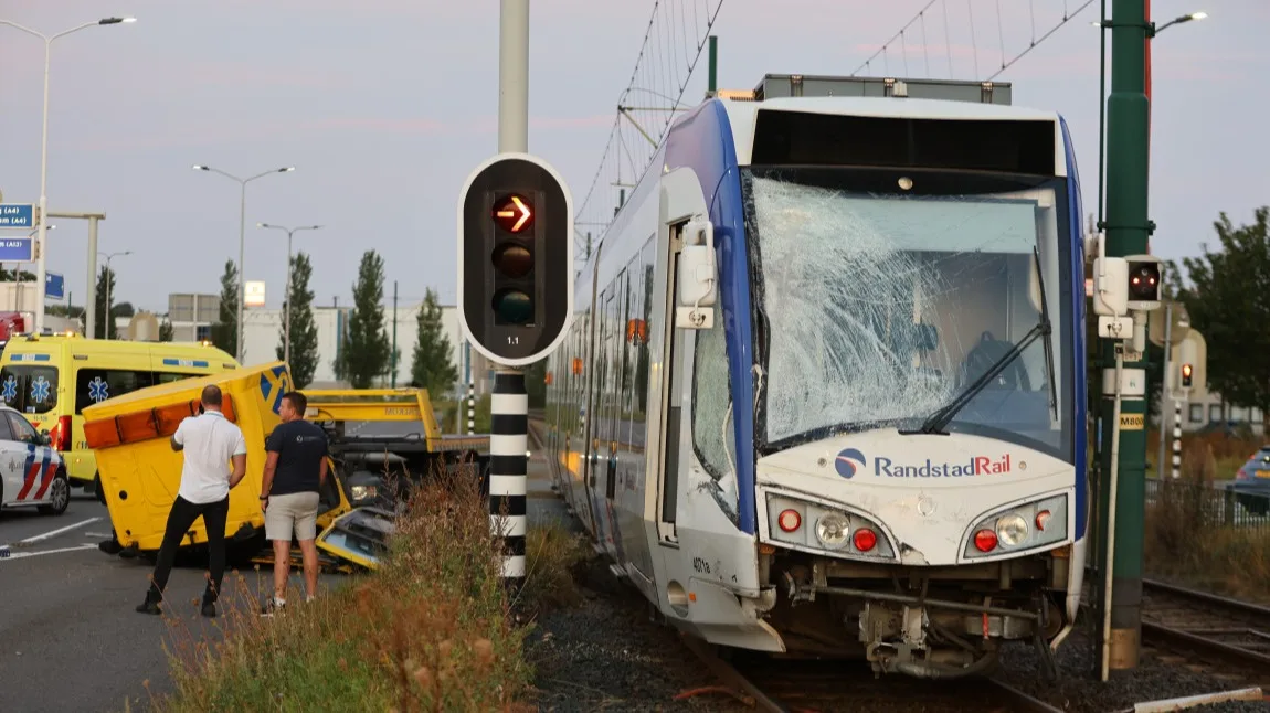 Tram en bergingswagen botsen in Rijswijk, chauffeur naar ziekenhuis