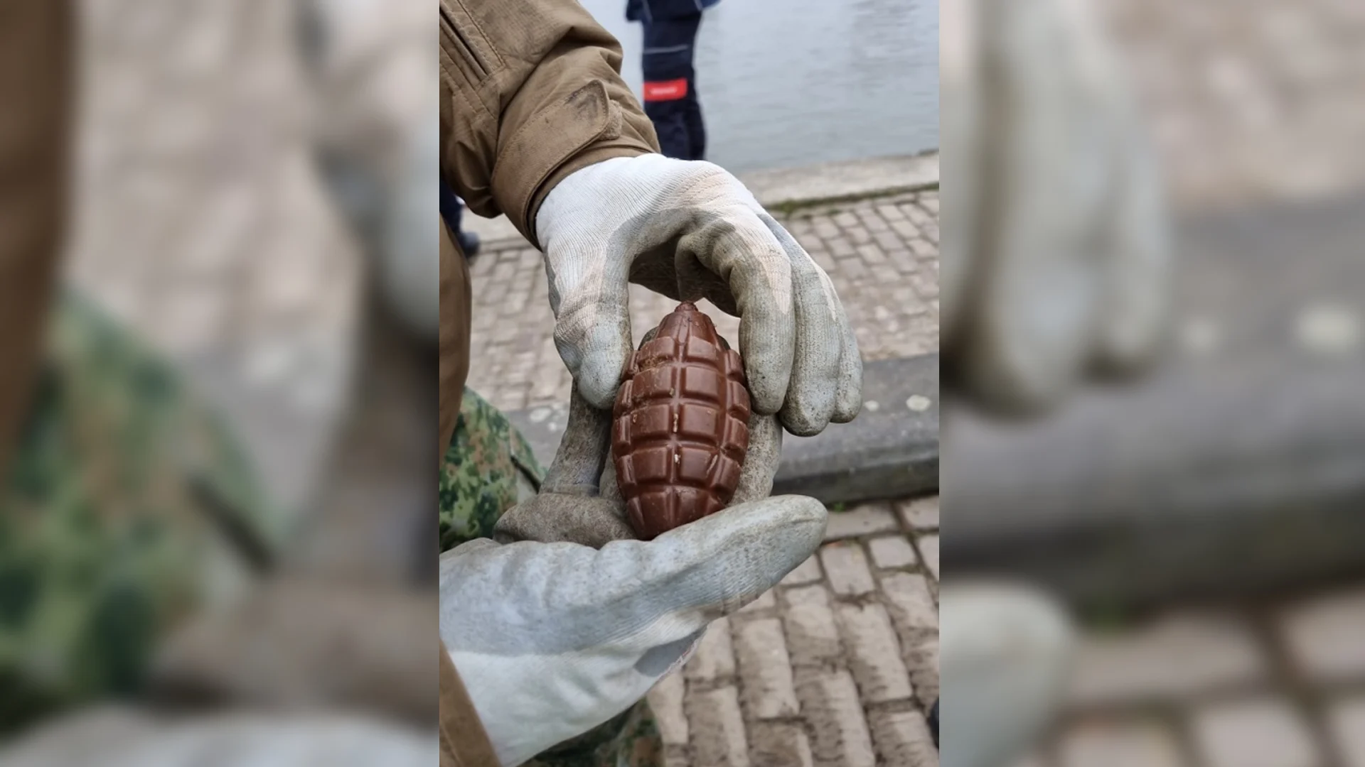 Opvangschip bij Mook ontruimd na vondst 'handgranaat', maar blijkt van plastic