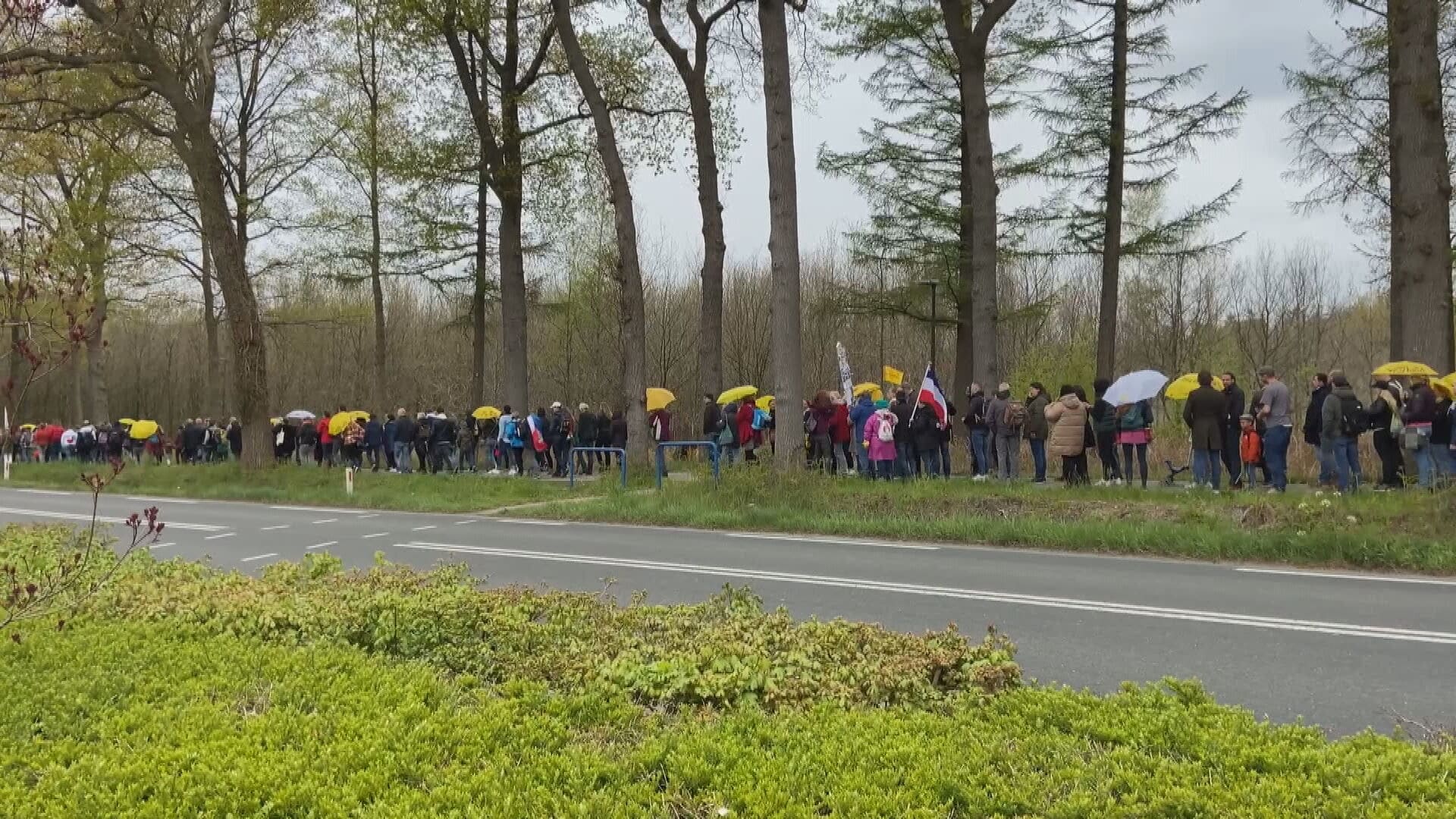 Politie treedt op bij protestmars tegen coronamaatregelen in Barneveld