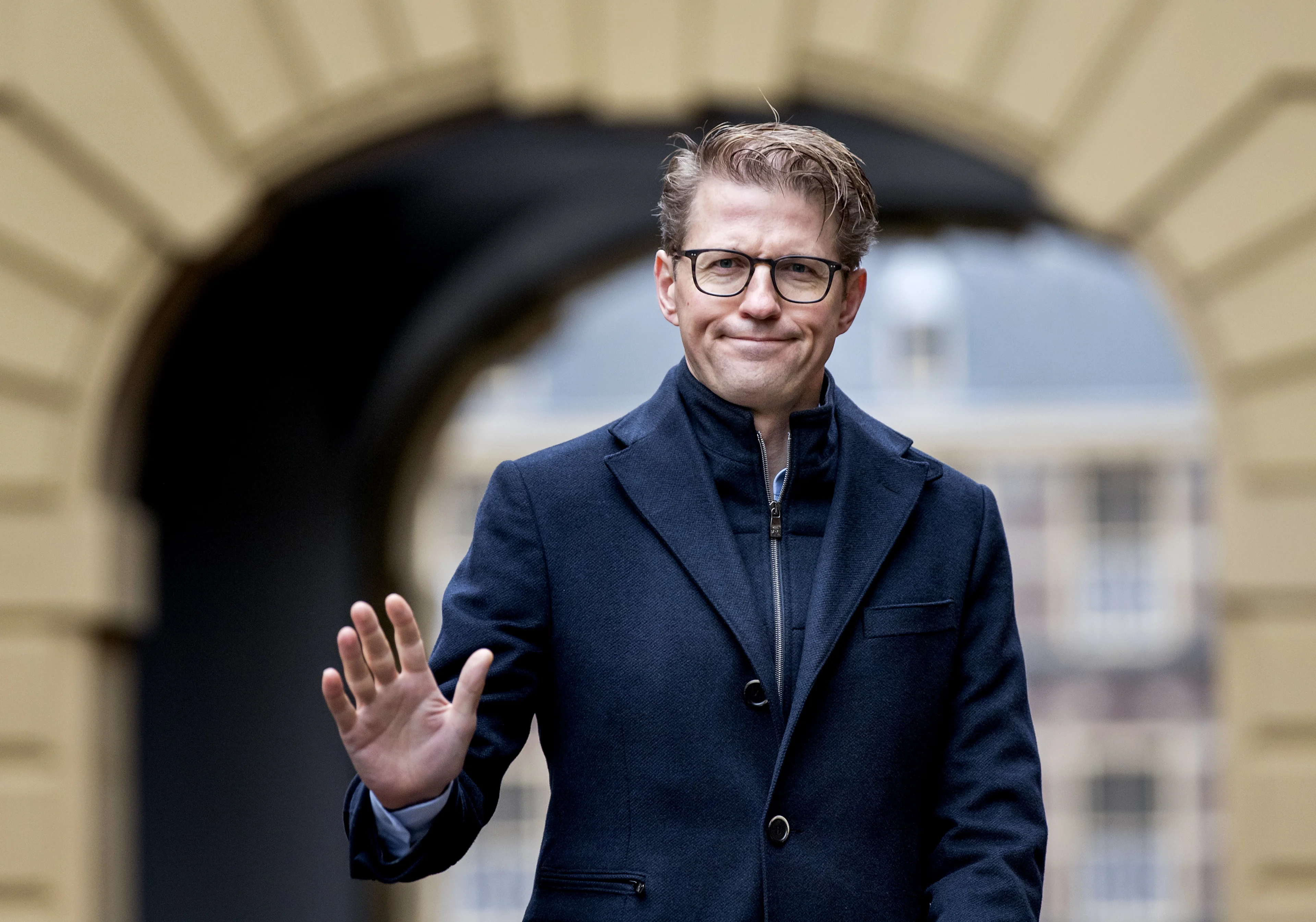 Ex-minister Dekker in rechtszaal over heftig fietsongeluk: 'Waarom ging het hier fout?'