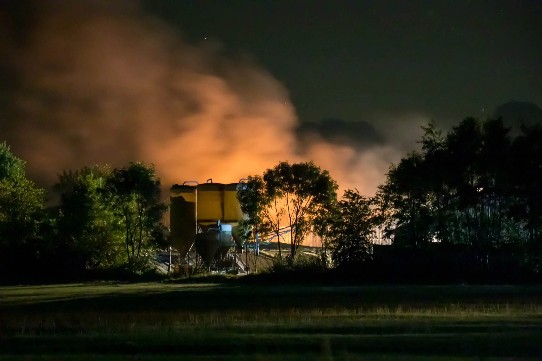 Tiental kalveren dood door brand in schuur Oldeberkoop