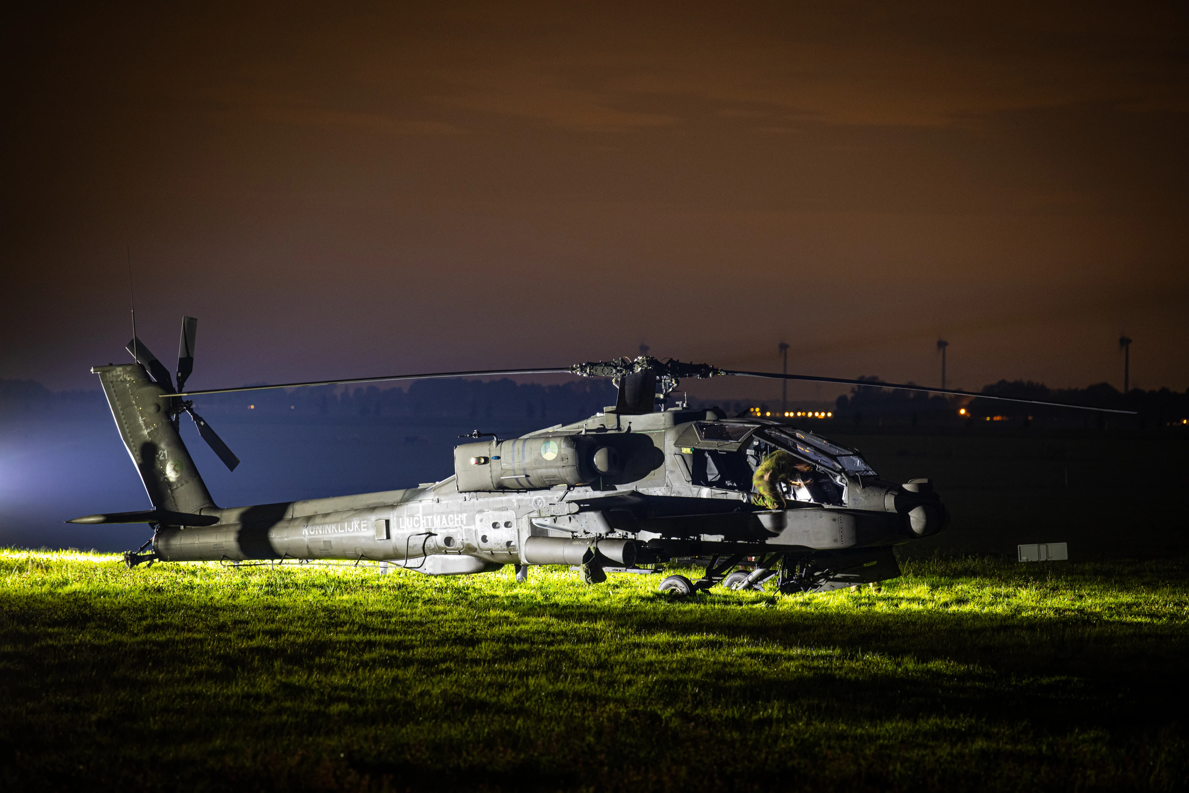 Gevechtshelikopter moet landen en overnachten in weiland bij Elburg