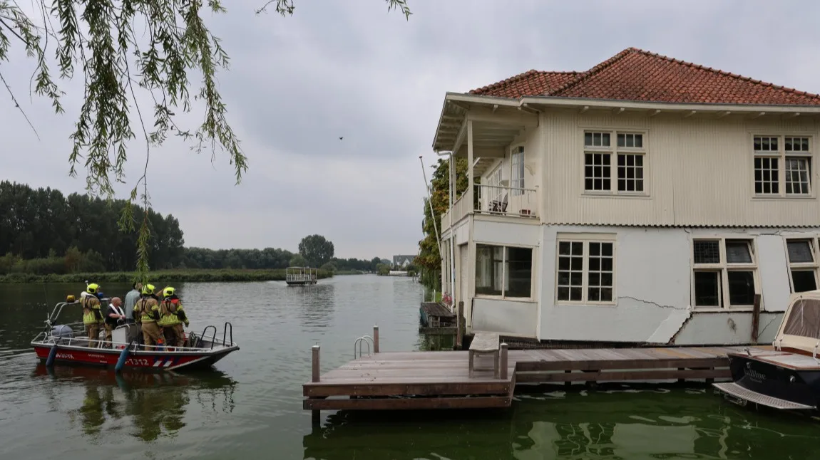 Woning in Warmond dreigt te verzakken, brandweer massaal ter plaatse